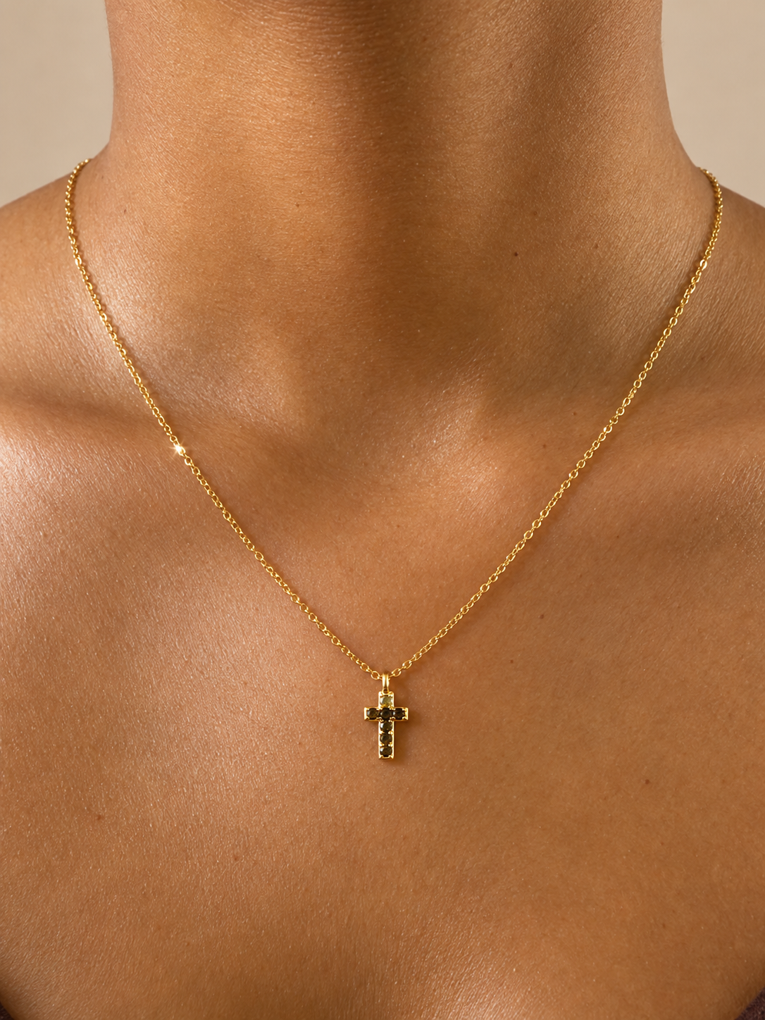 925 gold-plated silver cross necklace with smoky quartz. 925 gold-plated silver cross necklace with smoky quartz. Colar com pendente de cruz em prata banhada a ouro 925 e quartzo fumado.