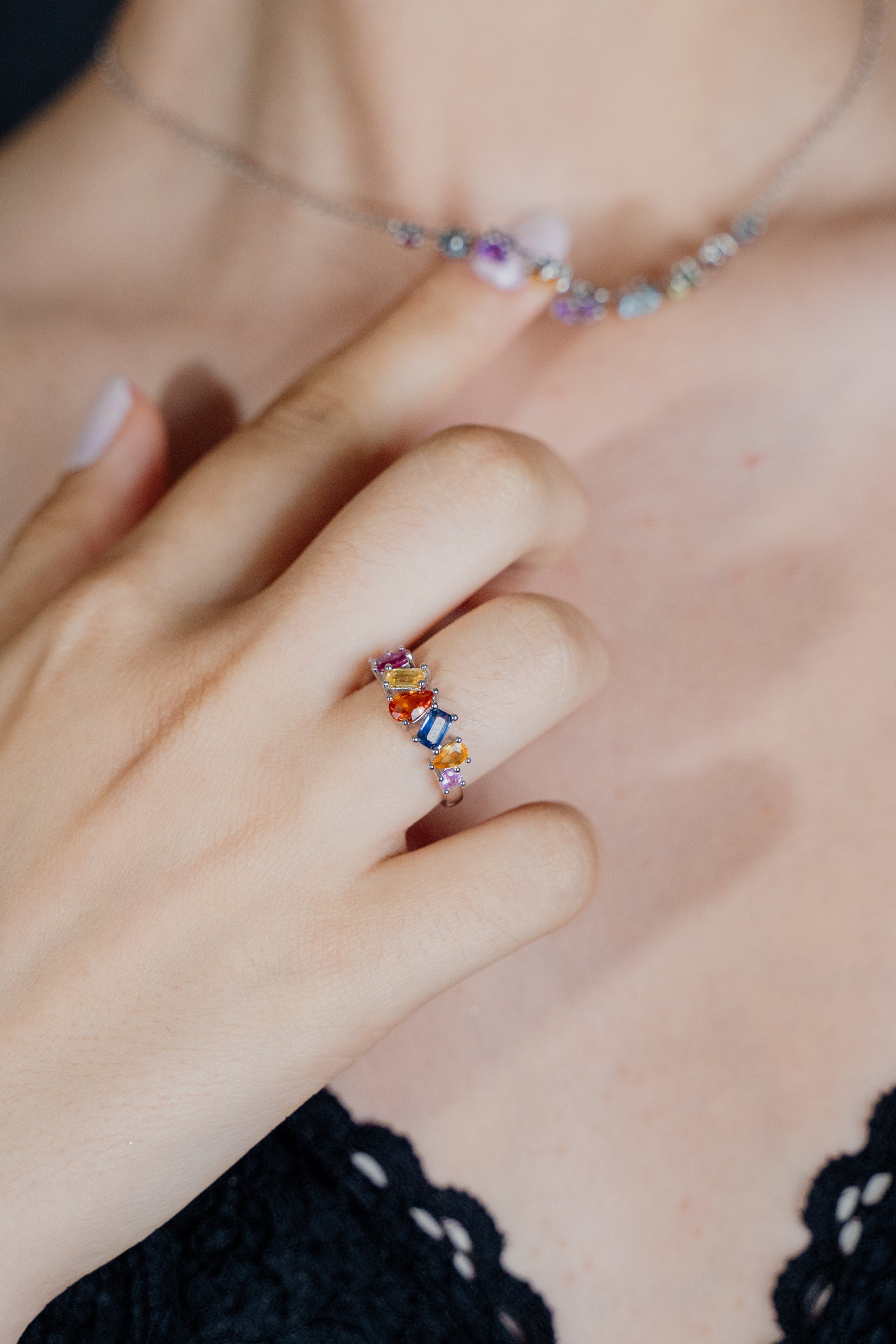 Anel de prata de lei 925 e safira multicolorida