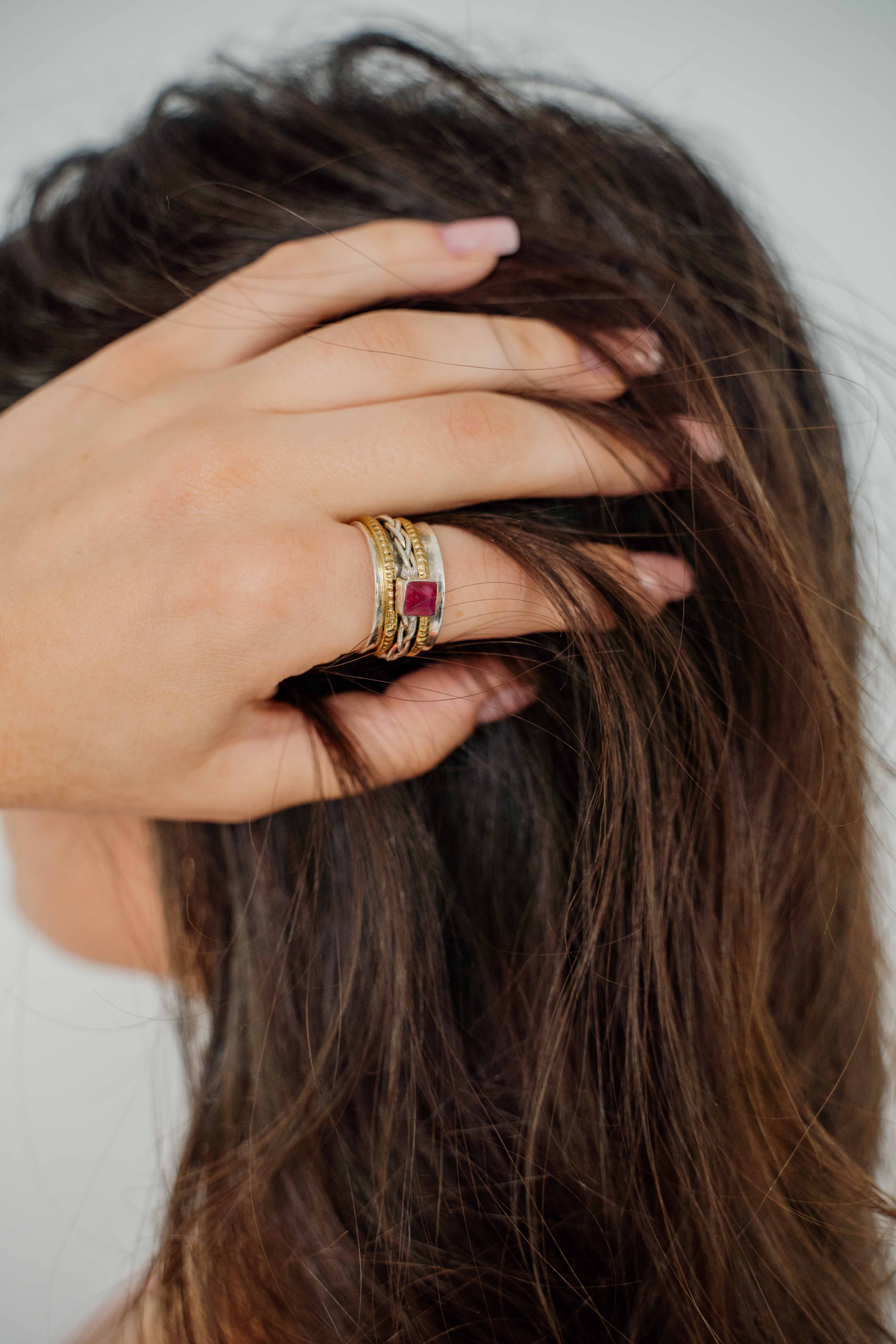 Anel quadrado rubi | Latão com acabamento dourado e cabochão