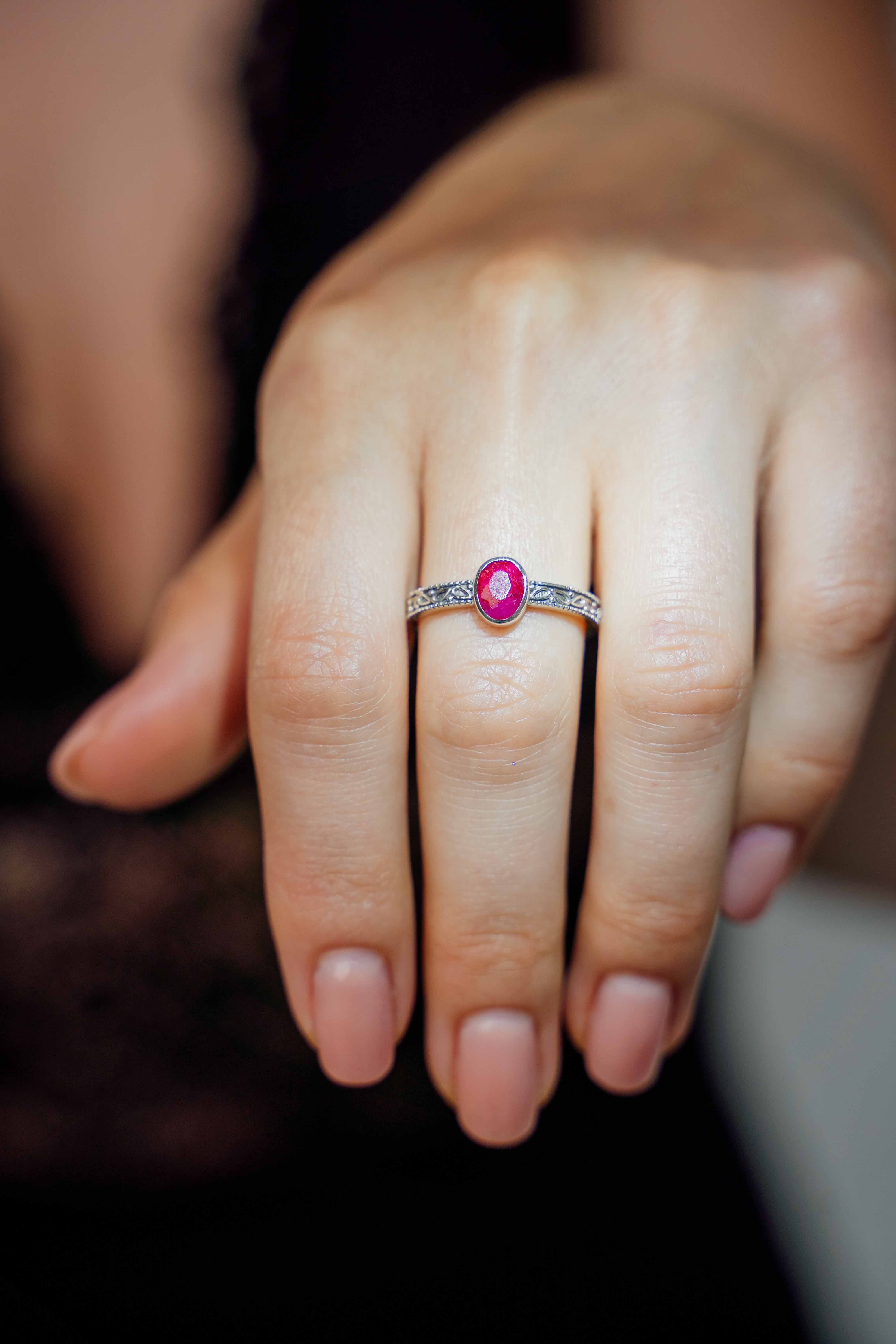 Anel oval cabochão de rubi | Prata de lei e rubi
