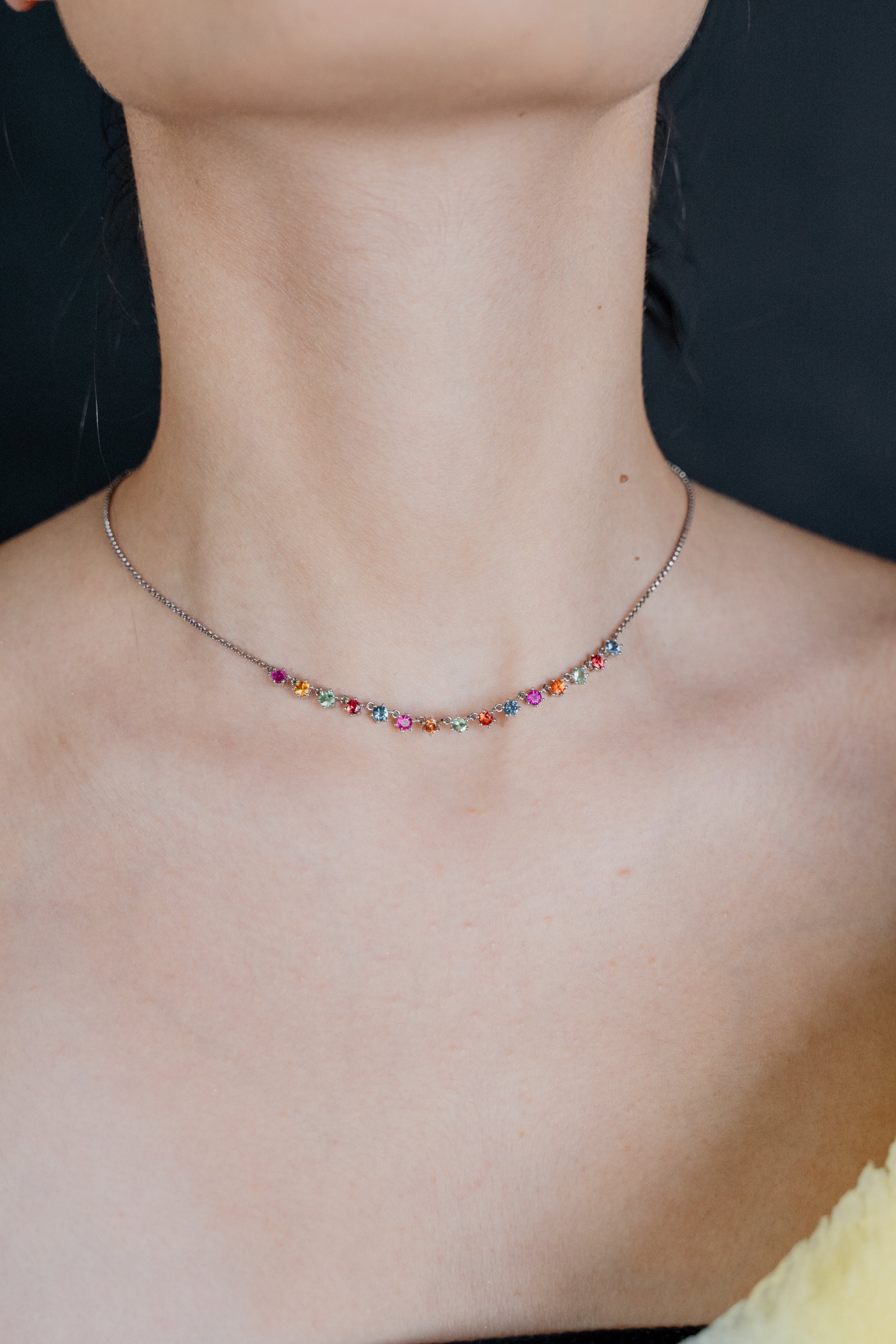 Colar em prata de lei 925 com 15 safiras multicoloridas
