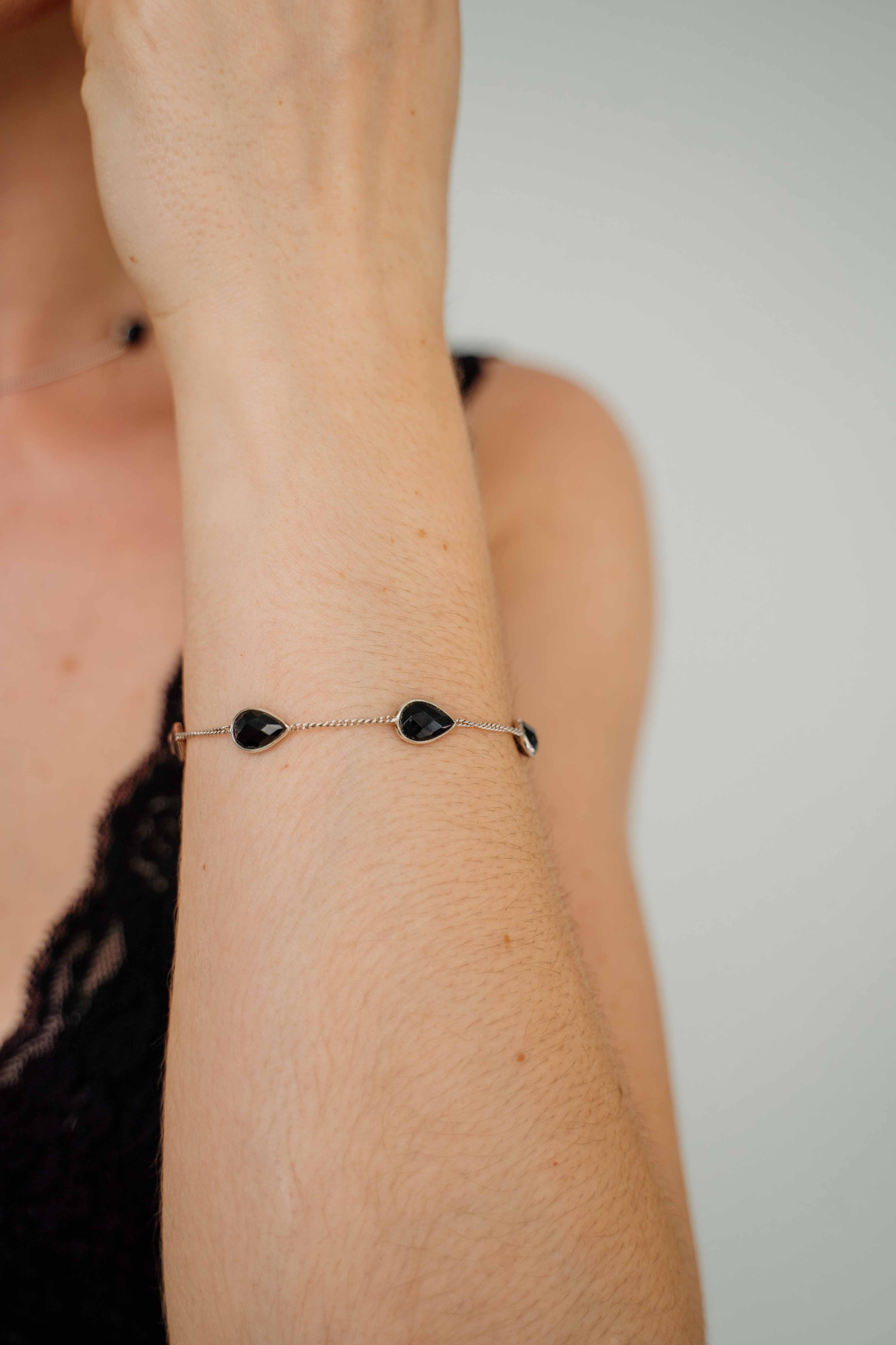 Pulseira lágrima em espinélio preto | Prata de lei