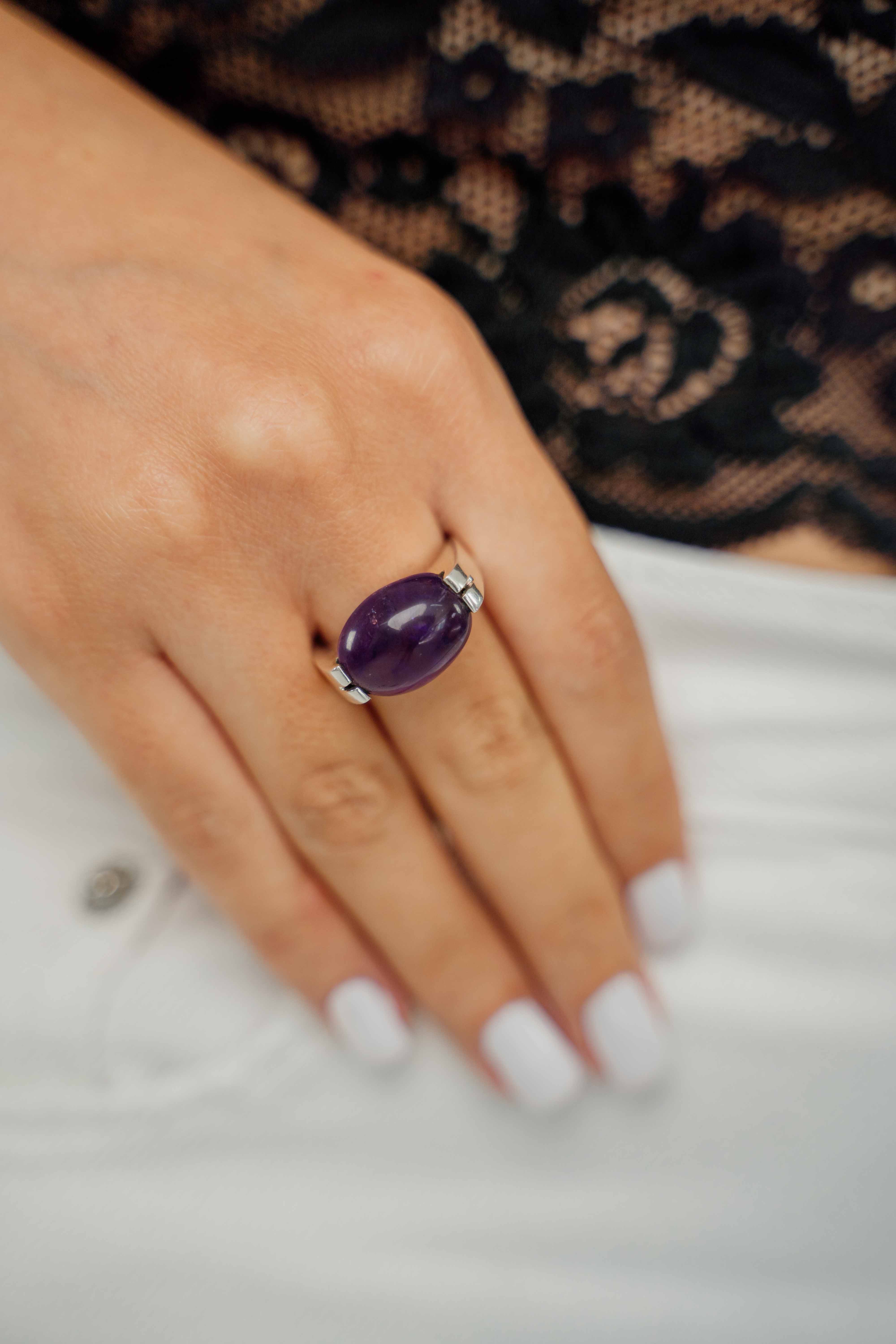 Anel com Cabochão Oval Grande Ametista
