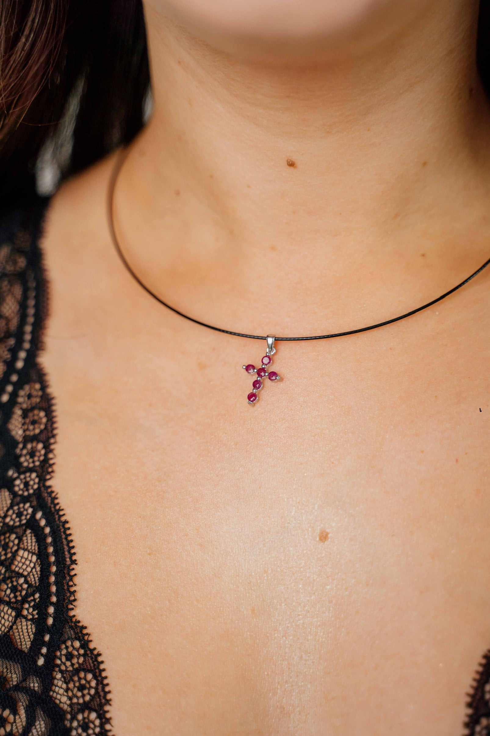 Colar com Cruz de Rubi | Prata de Lei e Rubis Facetados