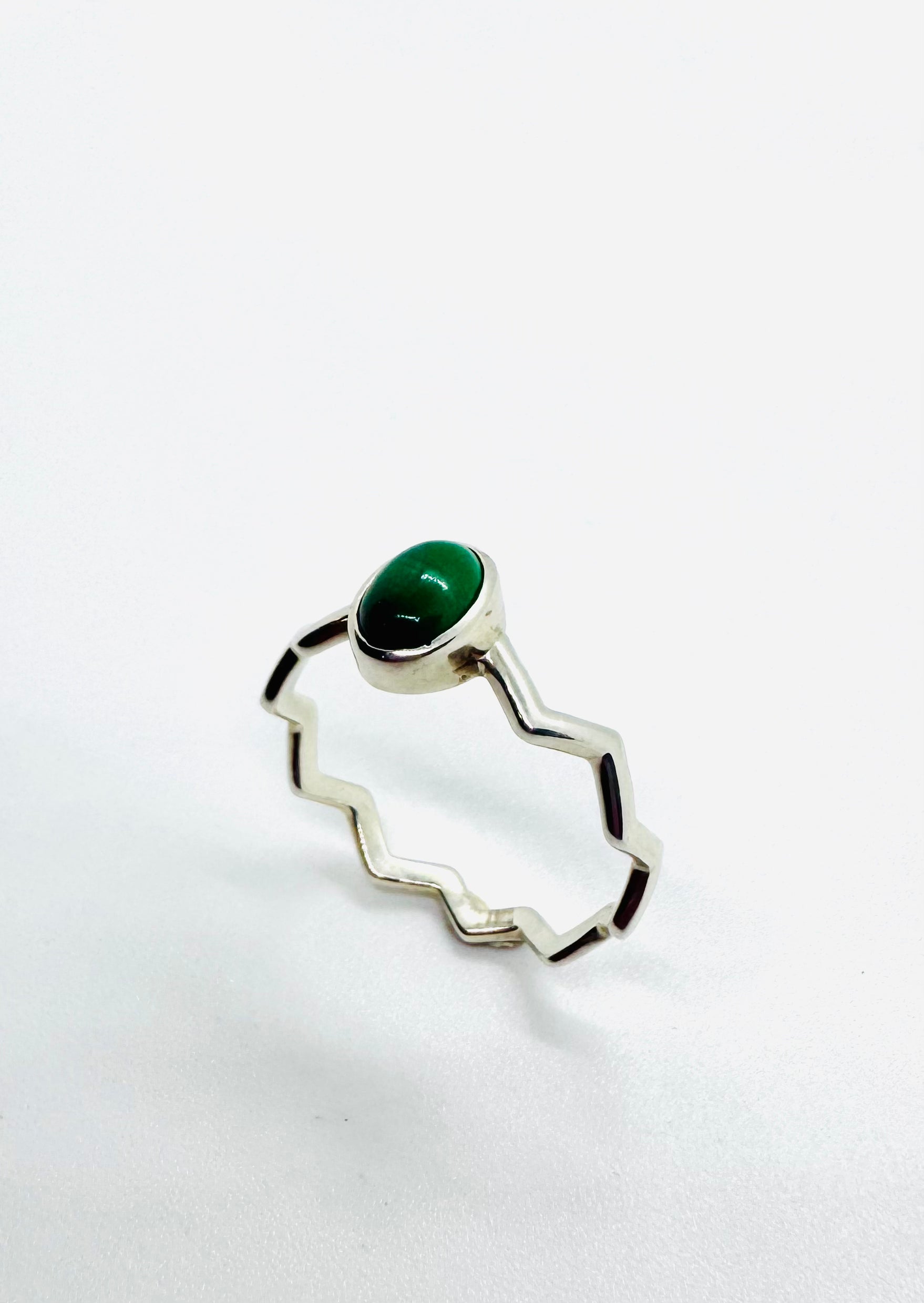 Anel oval irregular de malaquite | Prata de lei