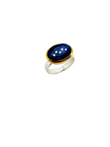 Anel oval de safira cabochão em prata com detalhes em latão