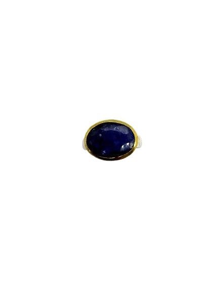 Anel oval de safira cabochão em prata com detalhes em latão