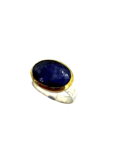 Anel oval de safira cabochão em prata com detalhes em latão