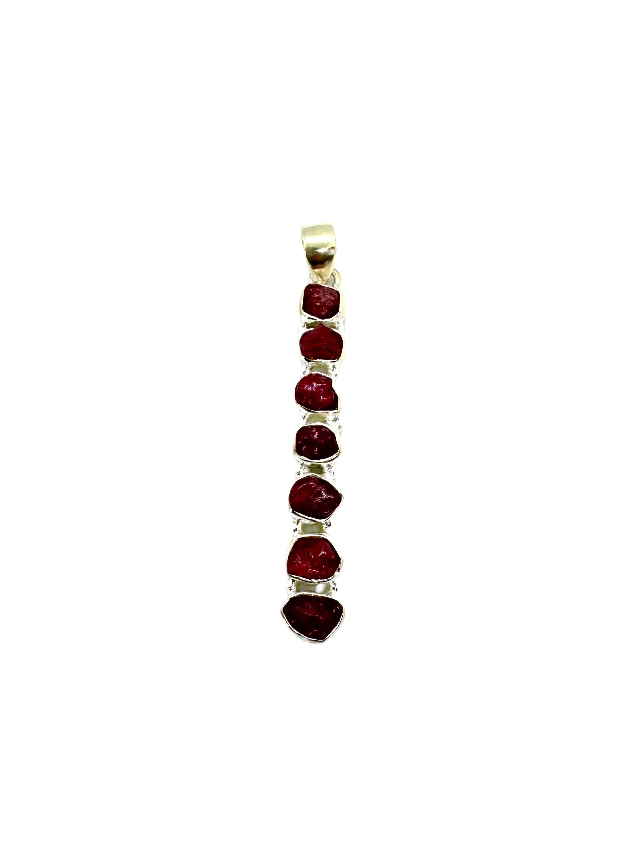 Pendente em prata de lei com 7 rubis brutos