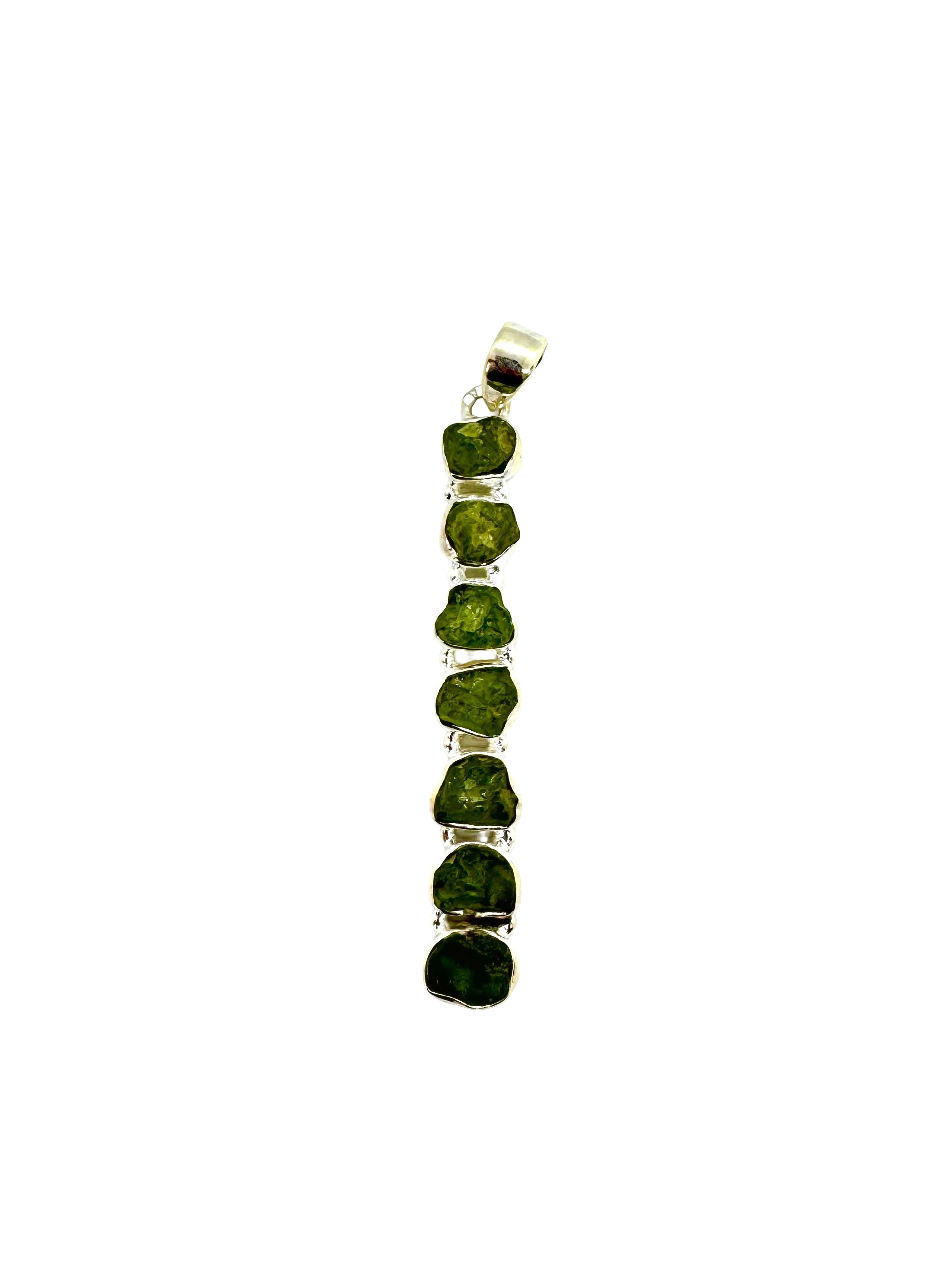 Pendente em prata de lei com 7 peridotos brutos