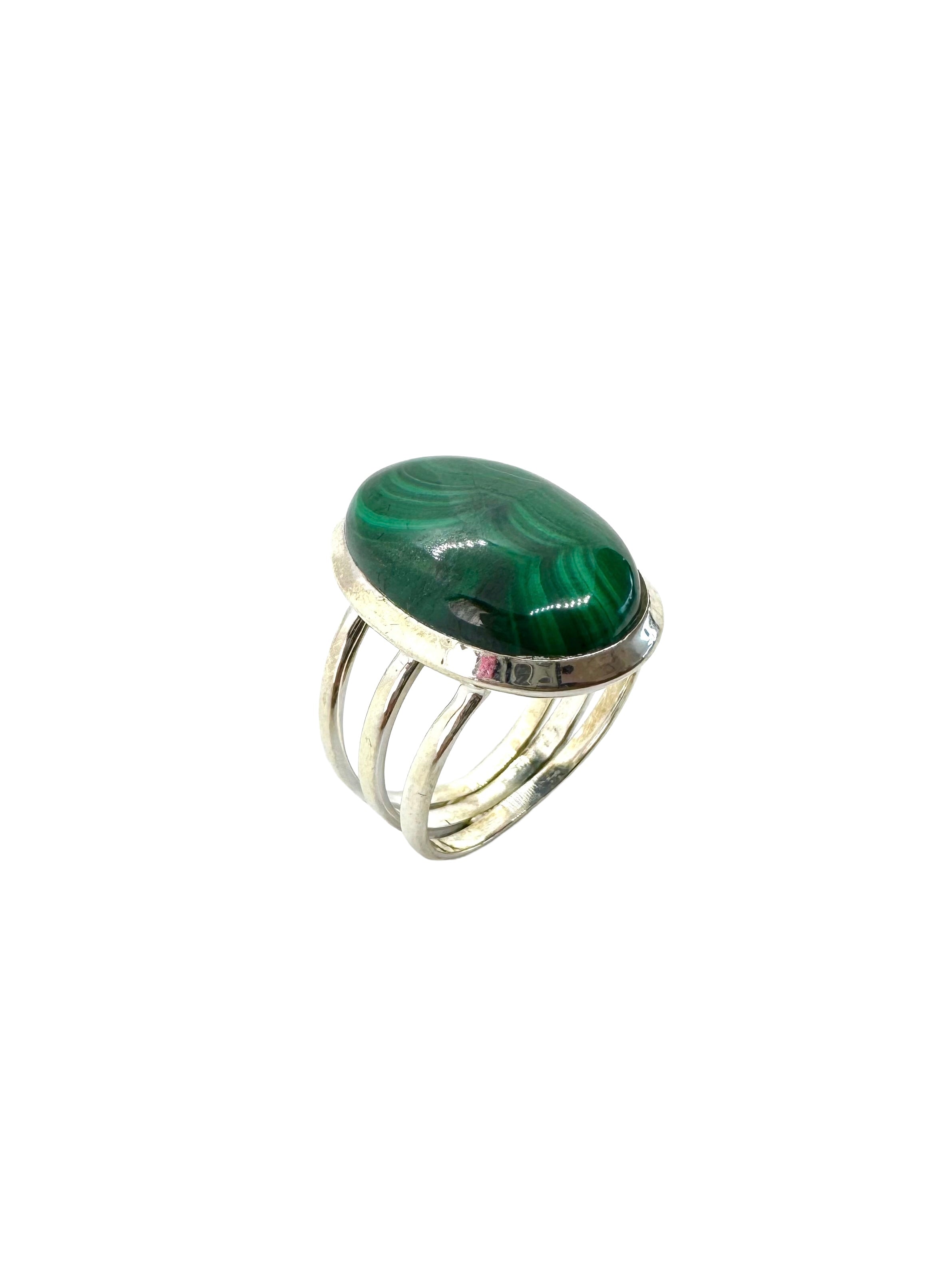 Anel de prata de lei e cabochão de malaquite