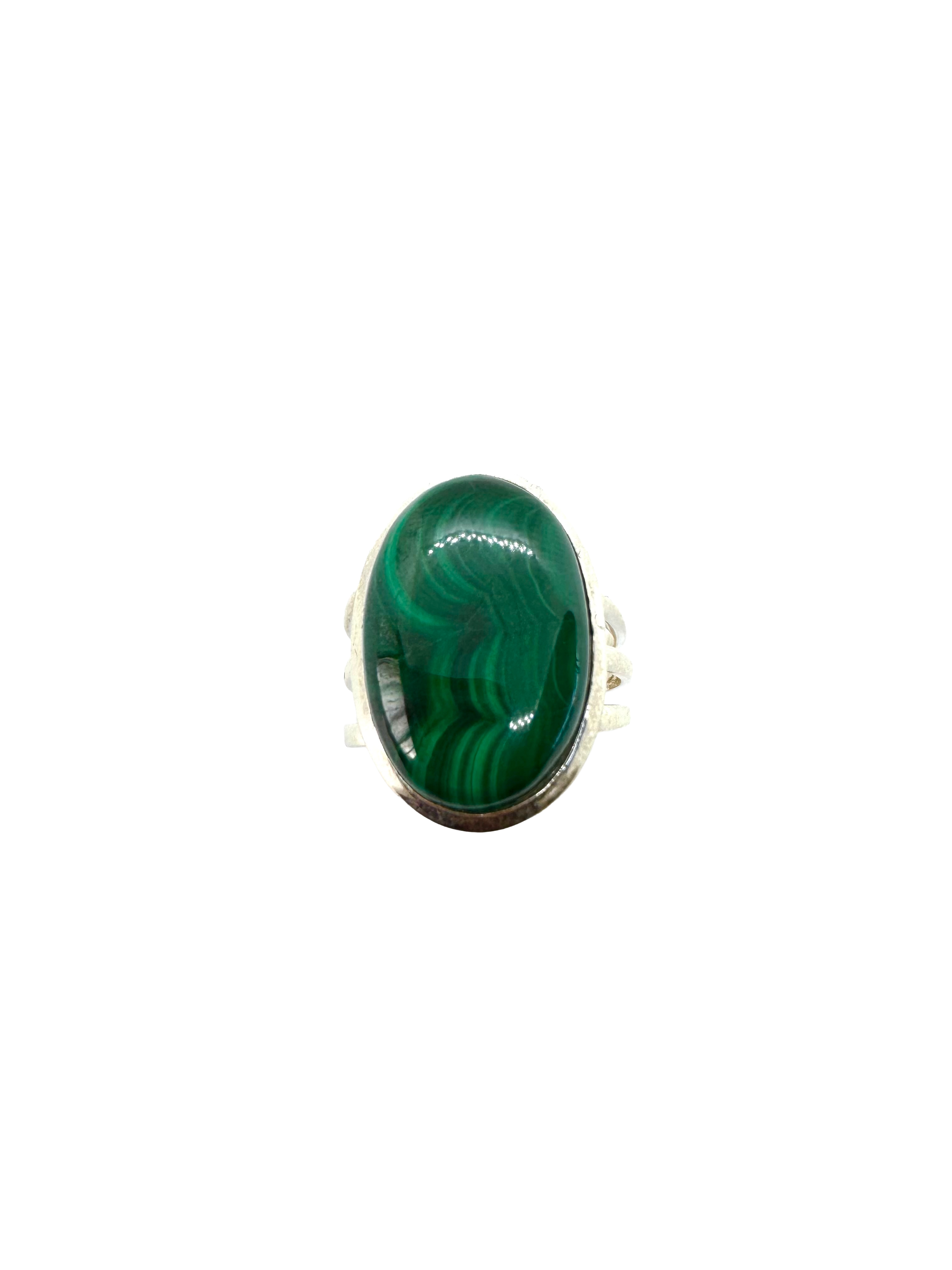 Anel de prata de lei e cabochão de malaquite
