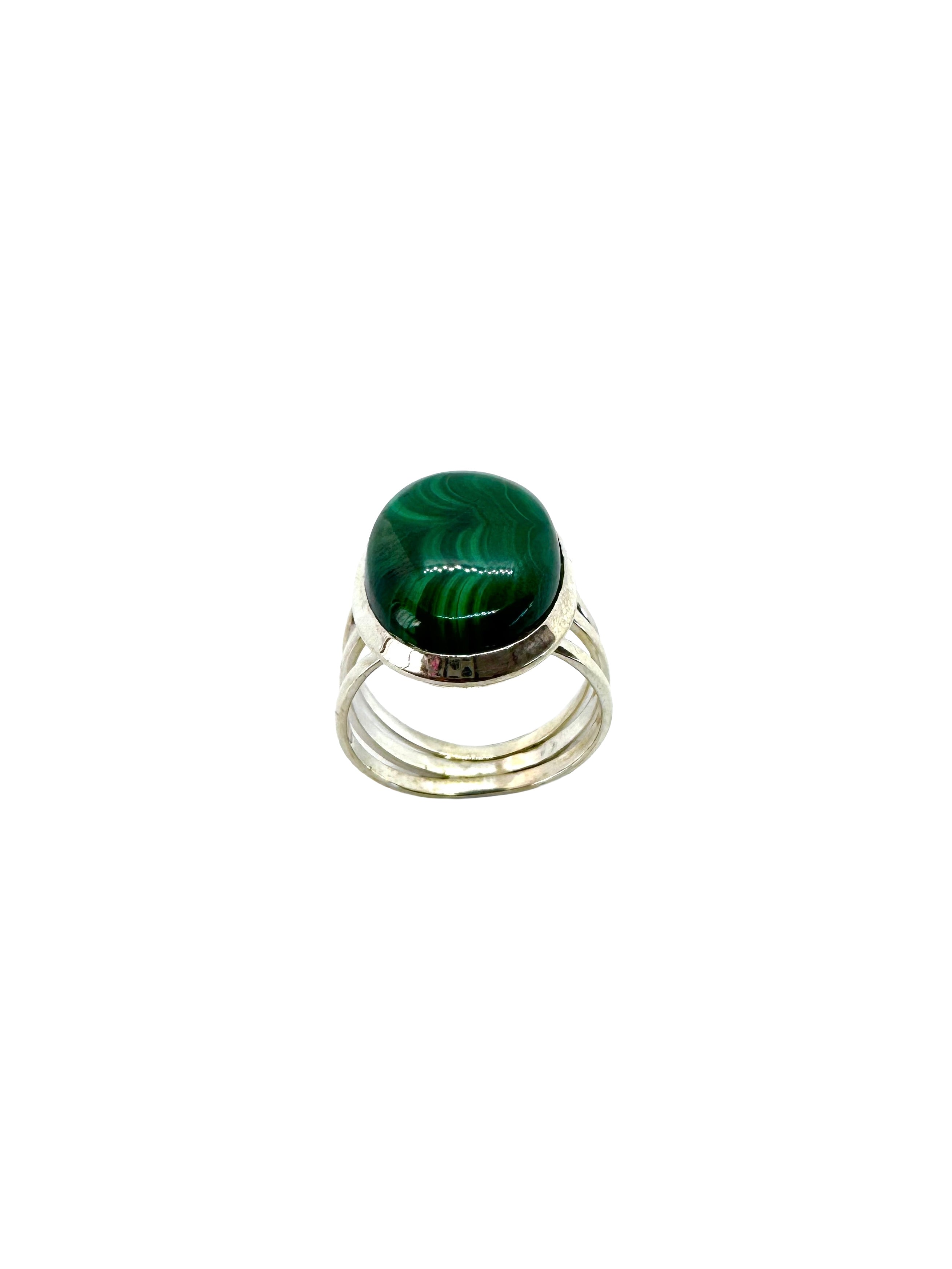 Anel de prata de lei e cabochão de malaquite