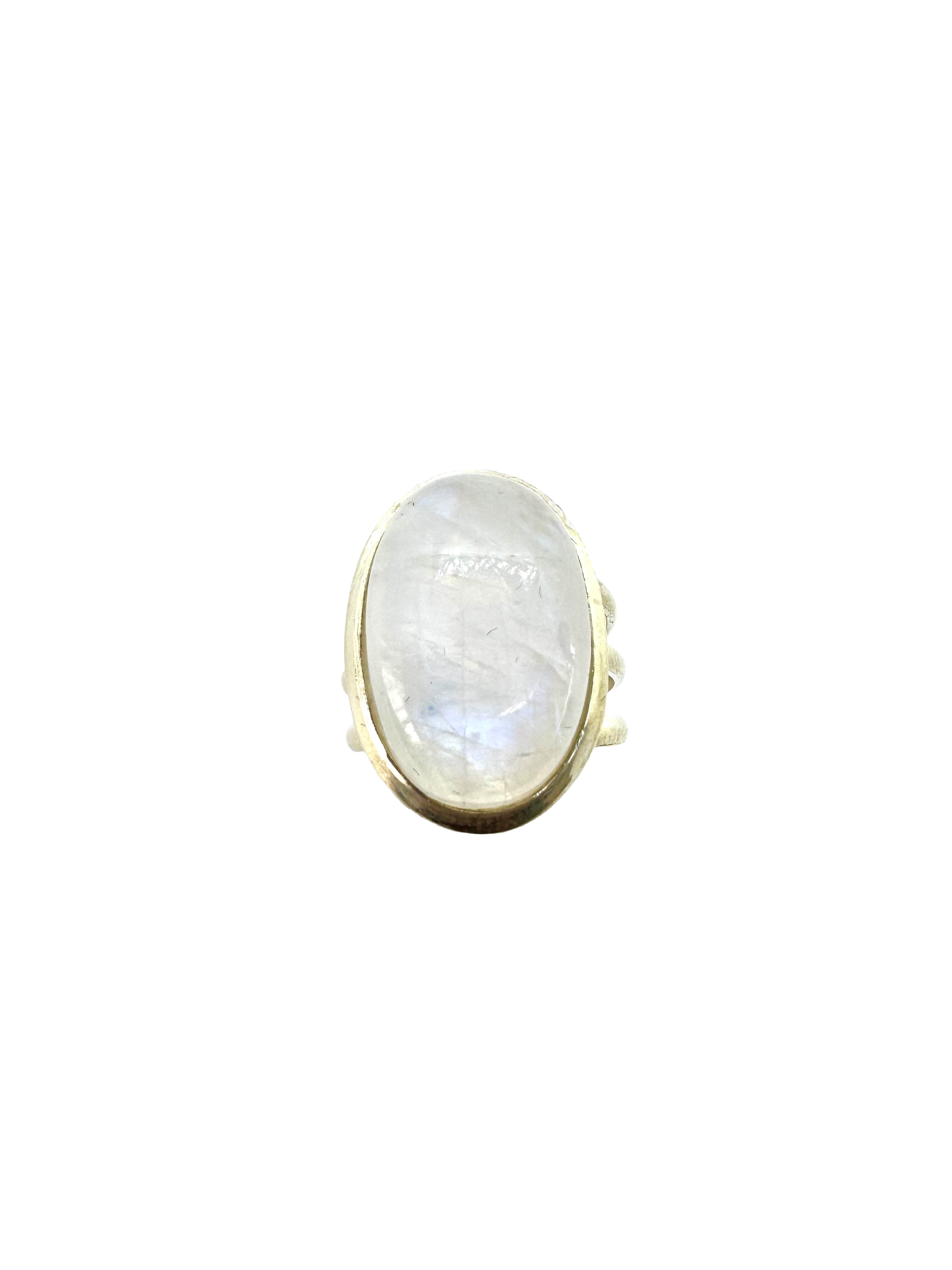 Anel de prata de lei e cabochão de pedra da lua