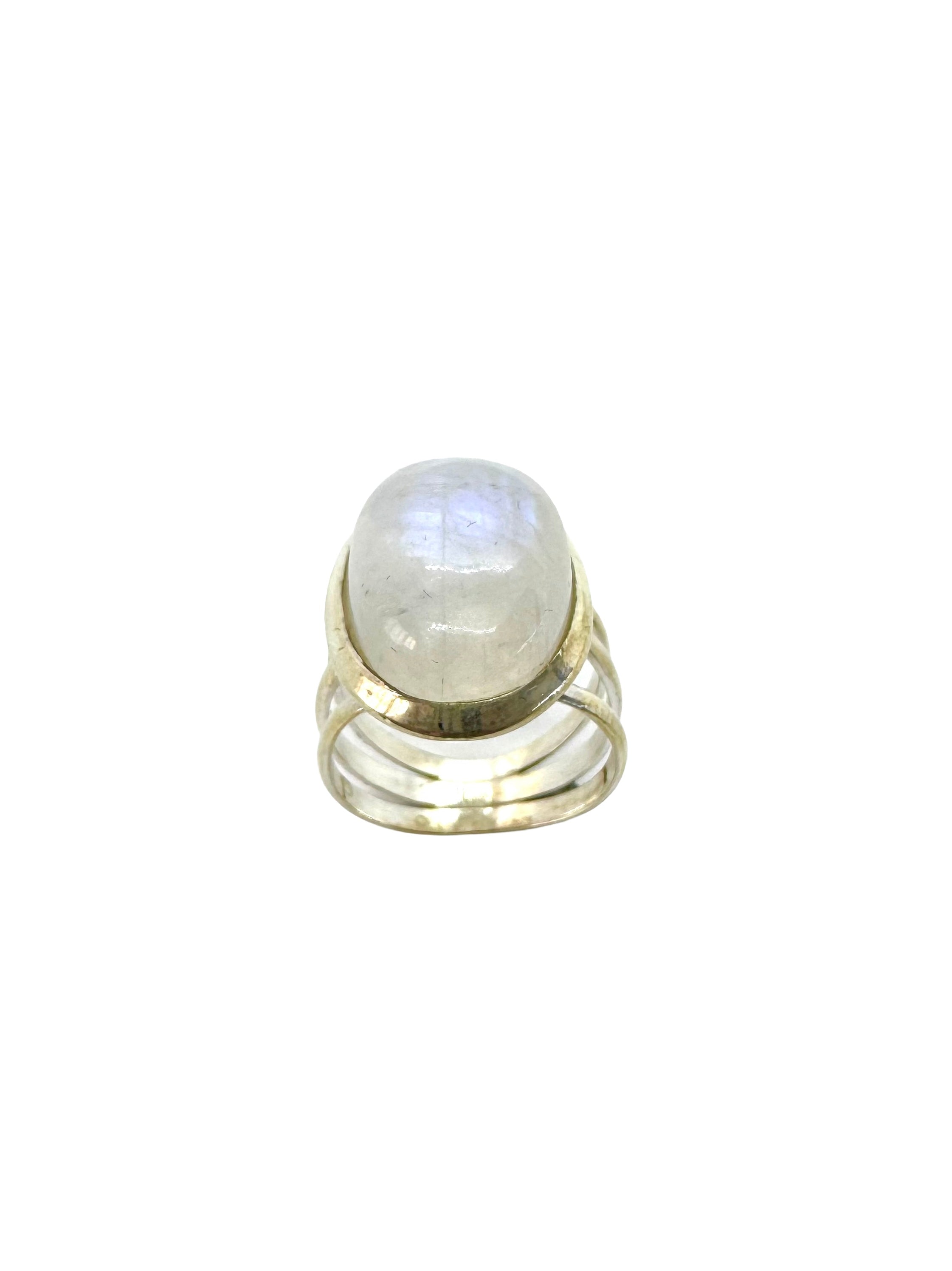 Anel de prata de lei e cabochão de pedra da lua