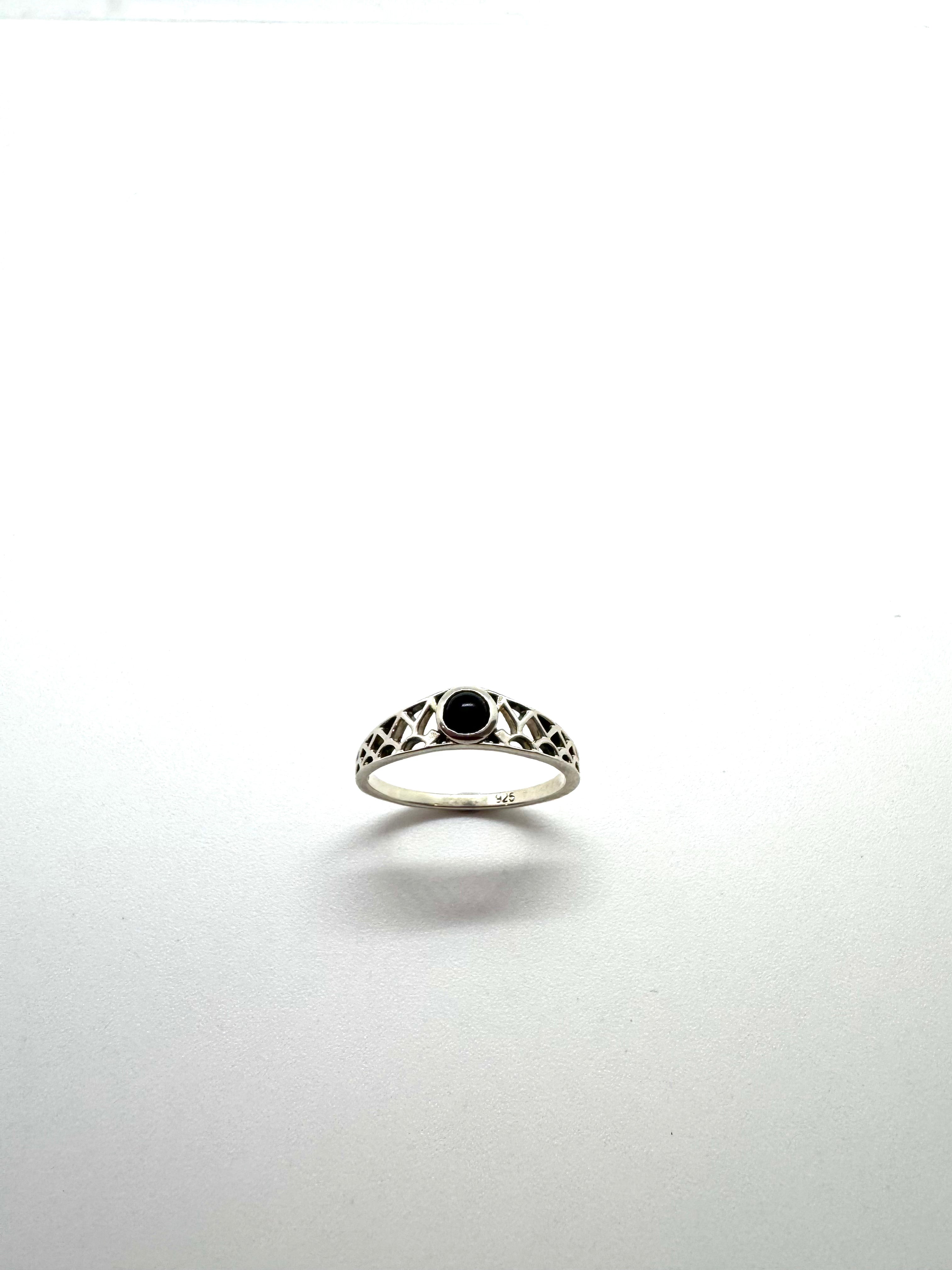 Anel Cabochão de Espinélio Preto | Prata de Lei Texturizada