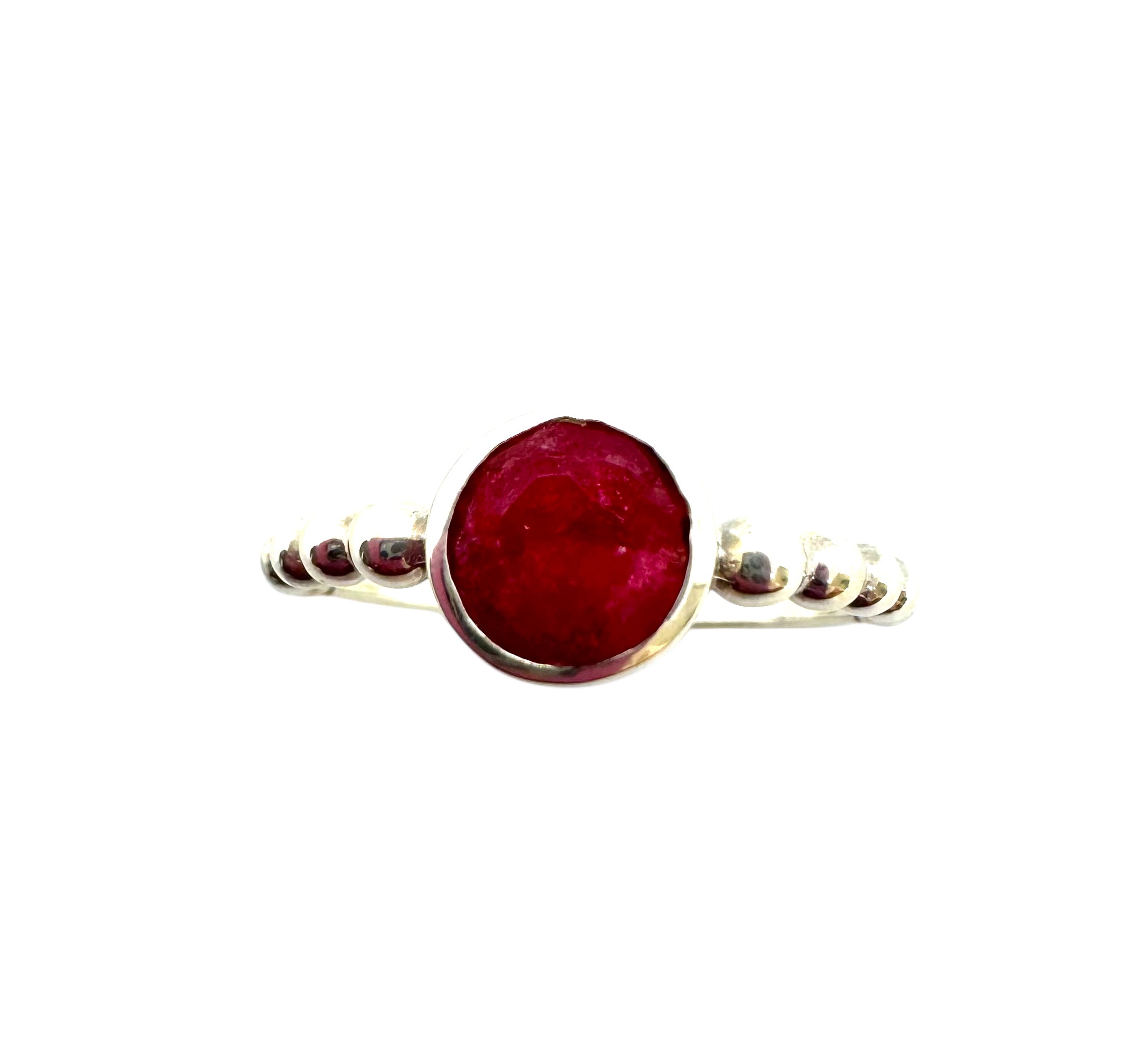 Anel redondo cabochão de rubi | Prata de lei e rubi