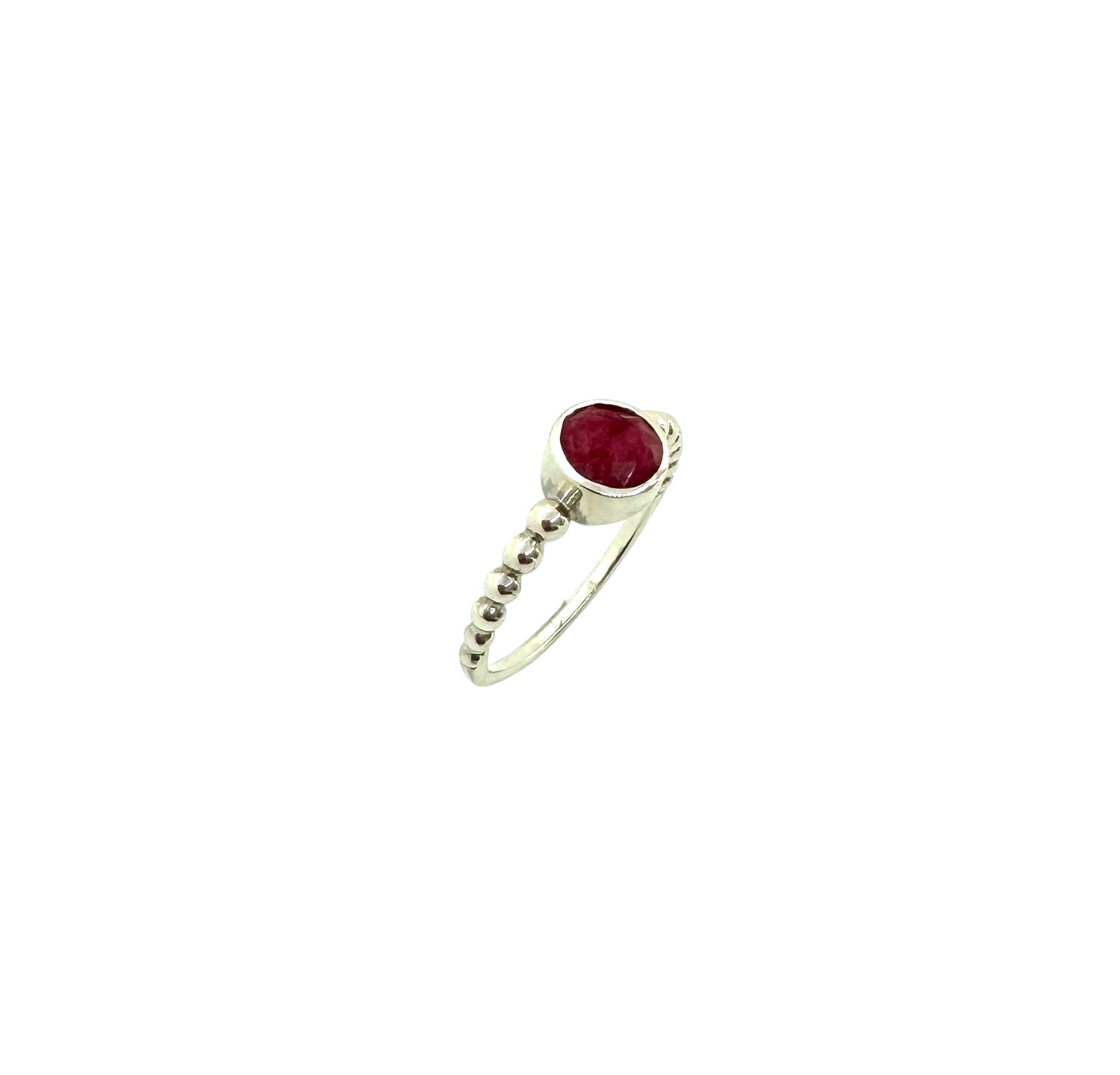 Anel redondo cabochão de rubi | Prata de lei e rubi