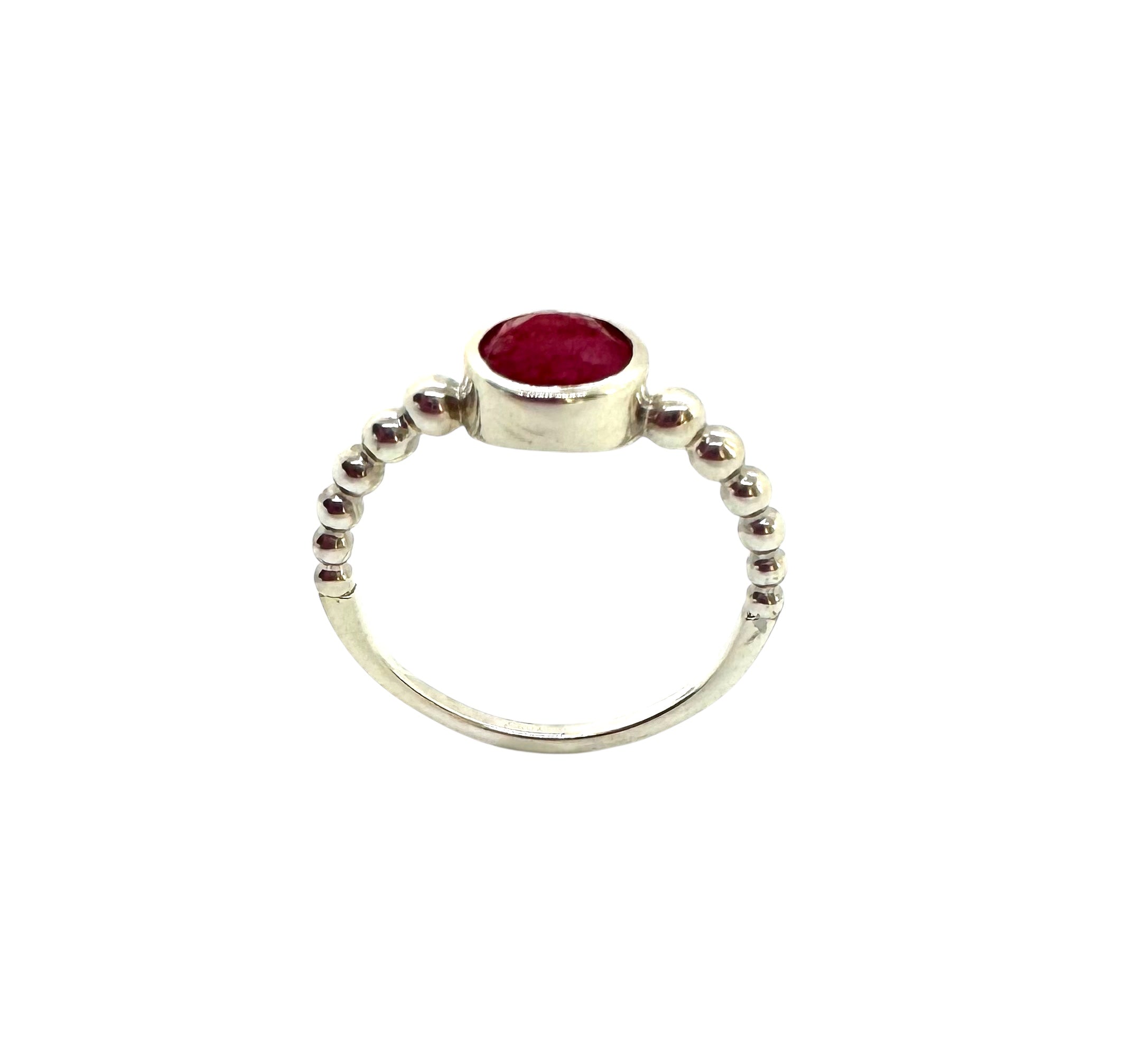 Anel redondo cabochão de rubi | Prata de lei e rubi