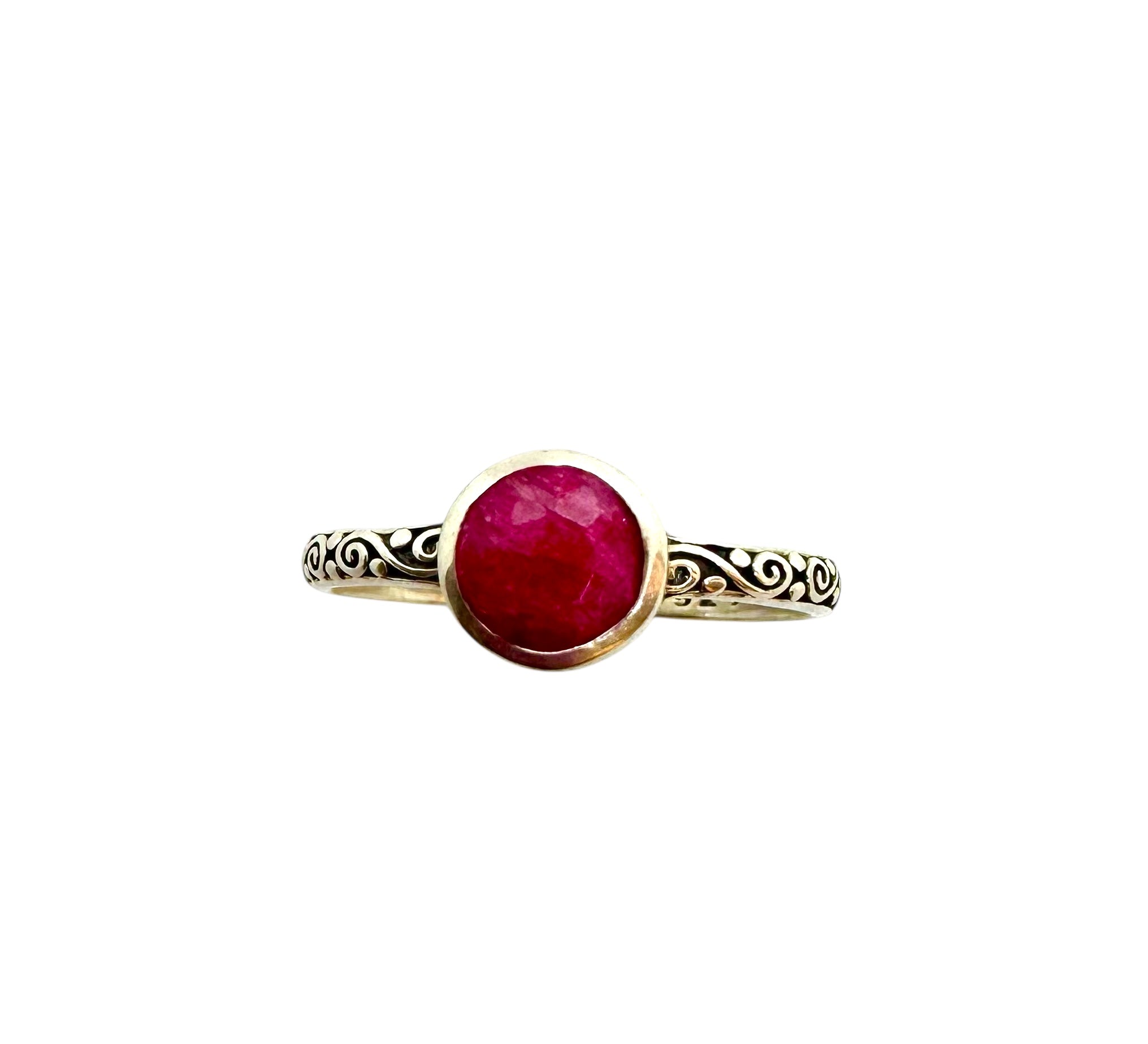 Anel redondo cabochão de rubi | Prata de lei e rubi