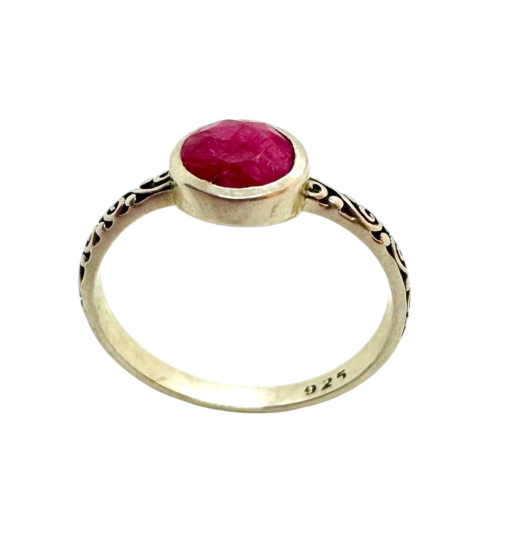 Anel redondo cabochão de rubi | Prata de lei e rubi