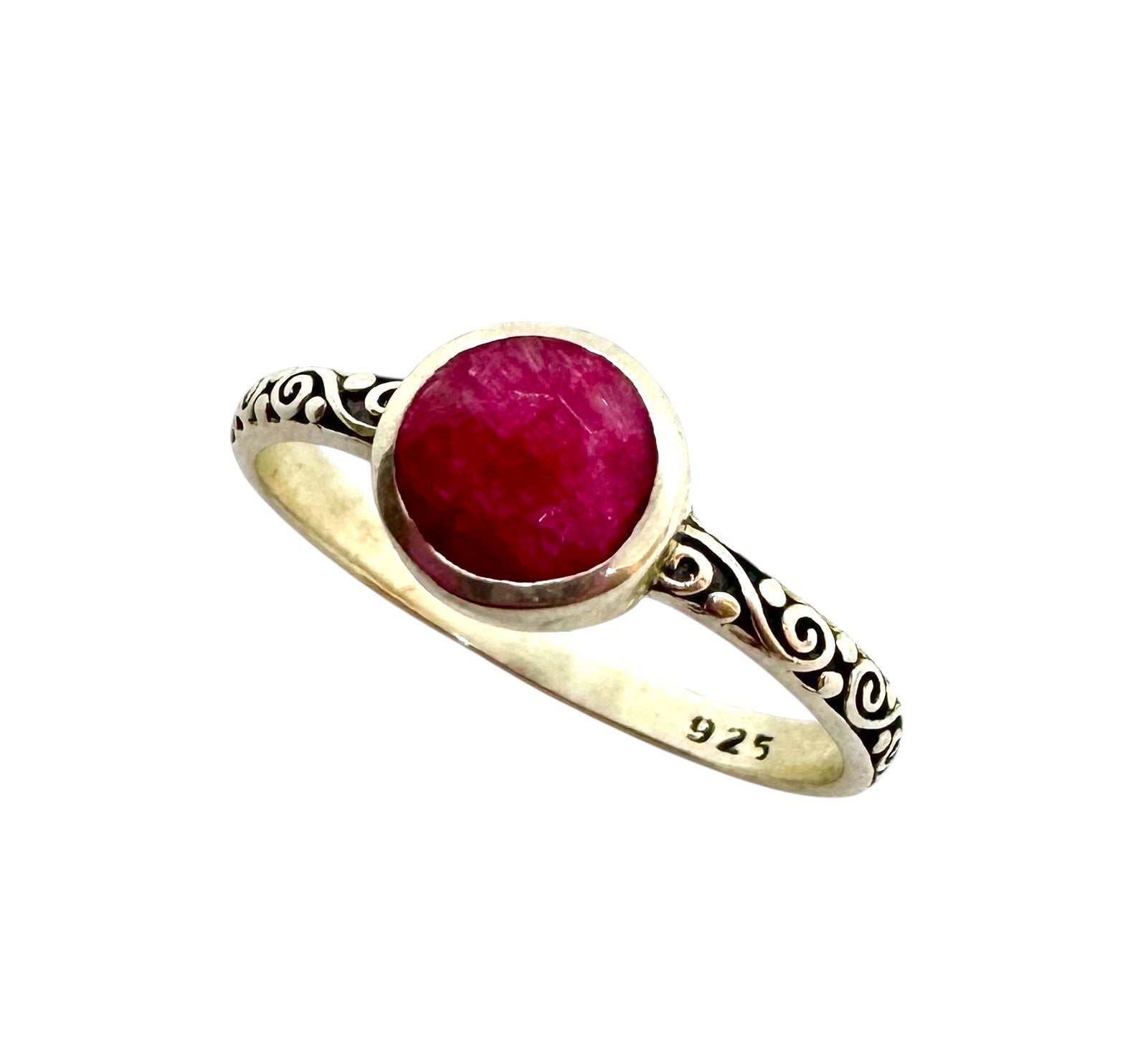 Anel redondo cabochão de rubi | Prata de lei e rubi