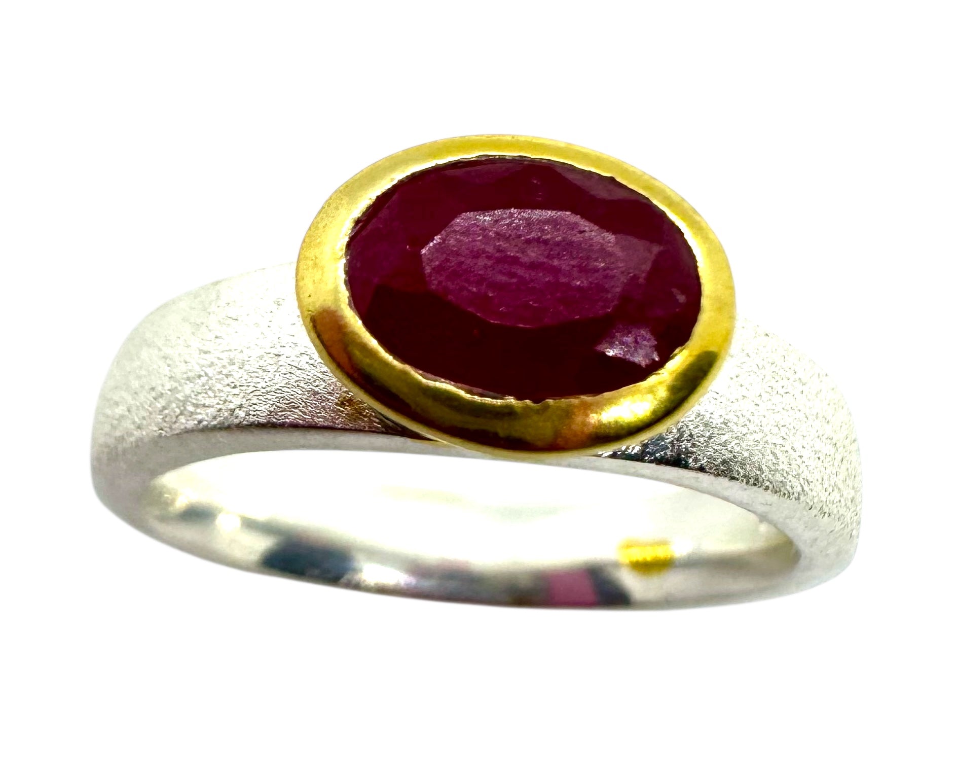 Anel oval de rubi