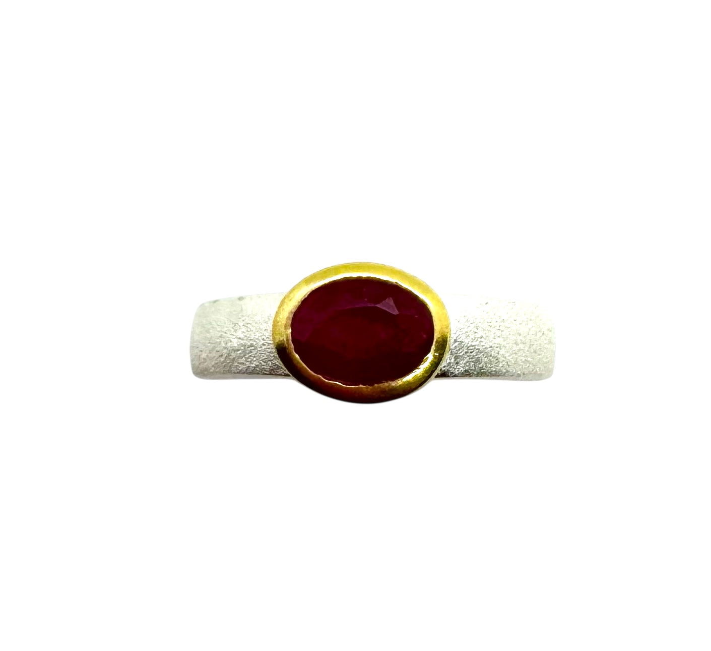 Anel oval de rubi