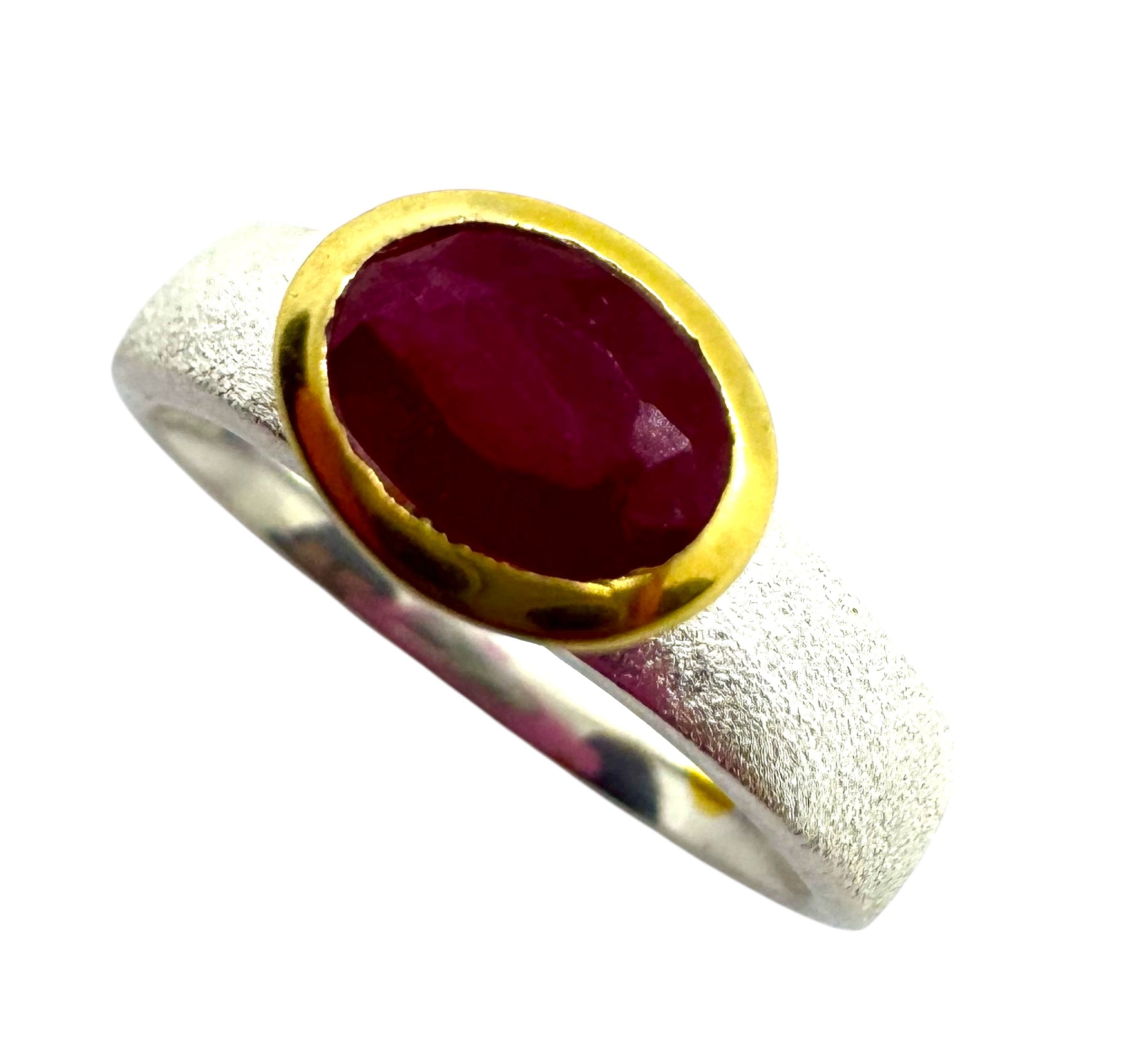 Anel oval de rubi