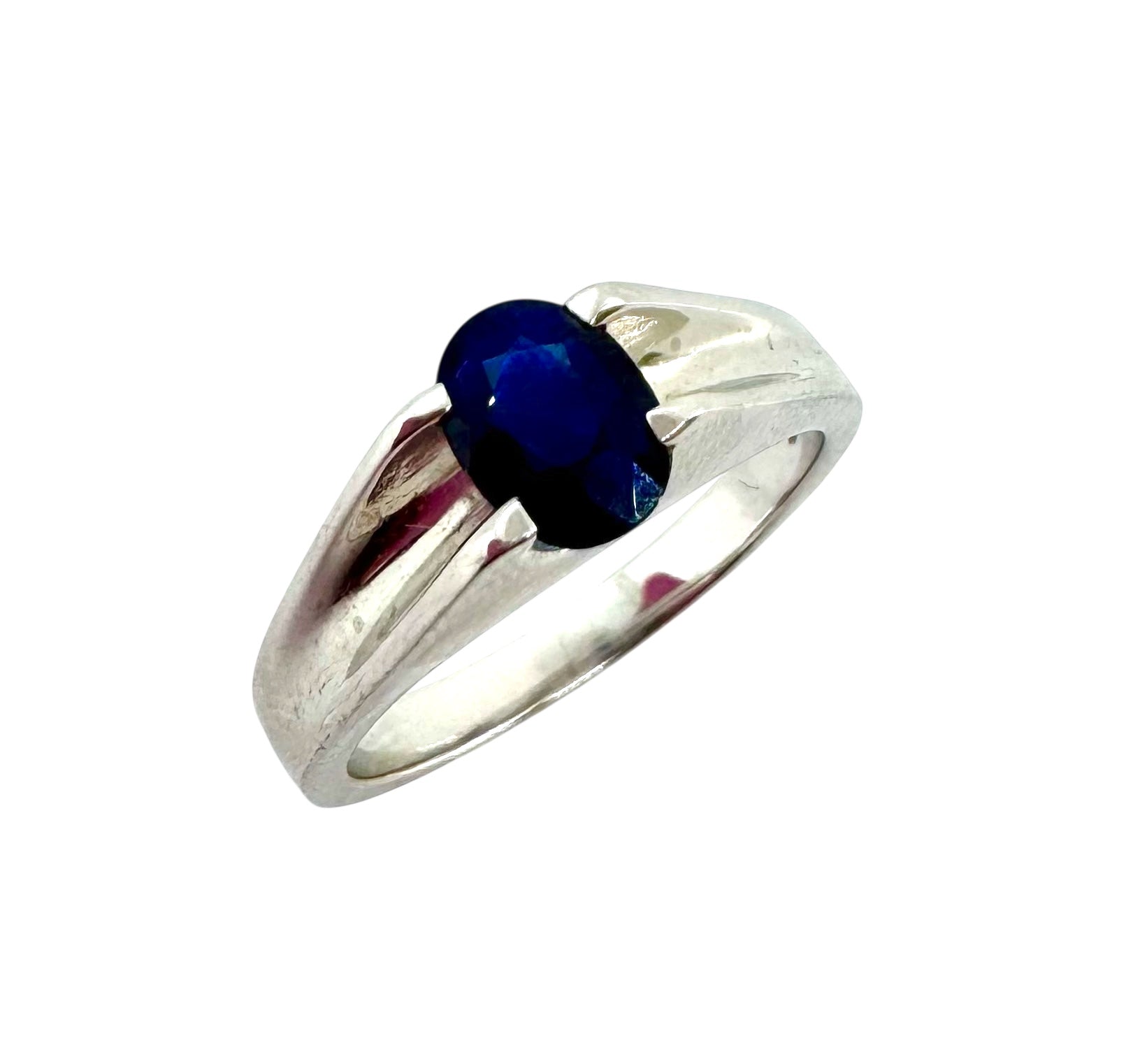 Anel oval de safira azul em prata