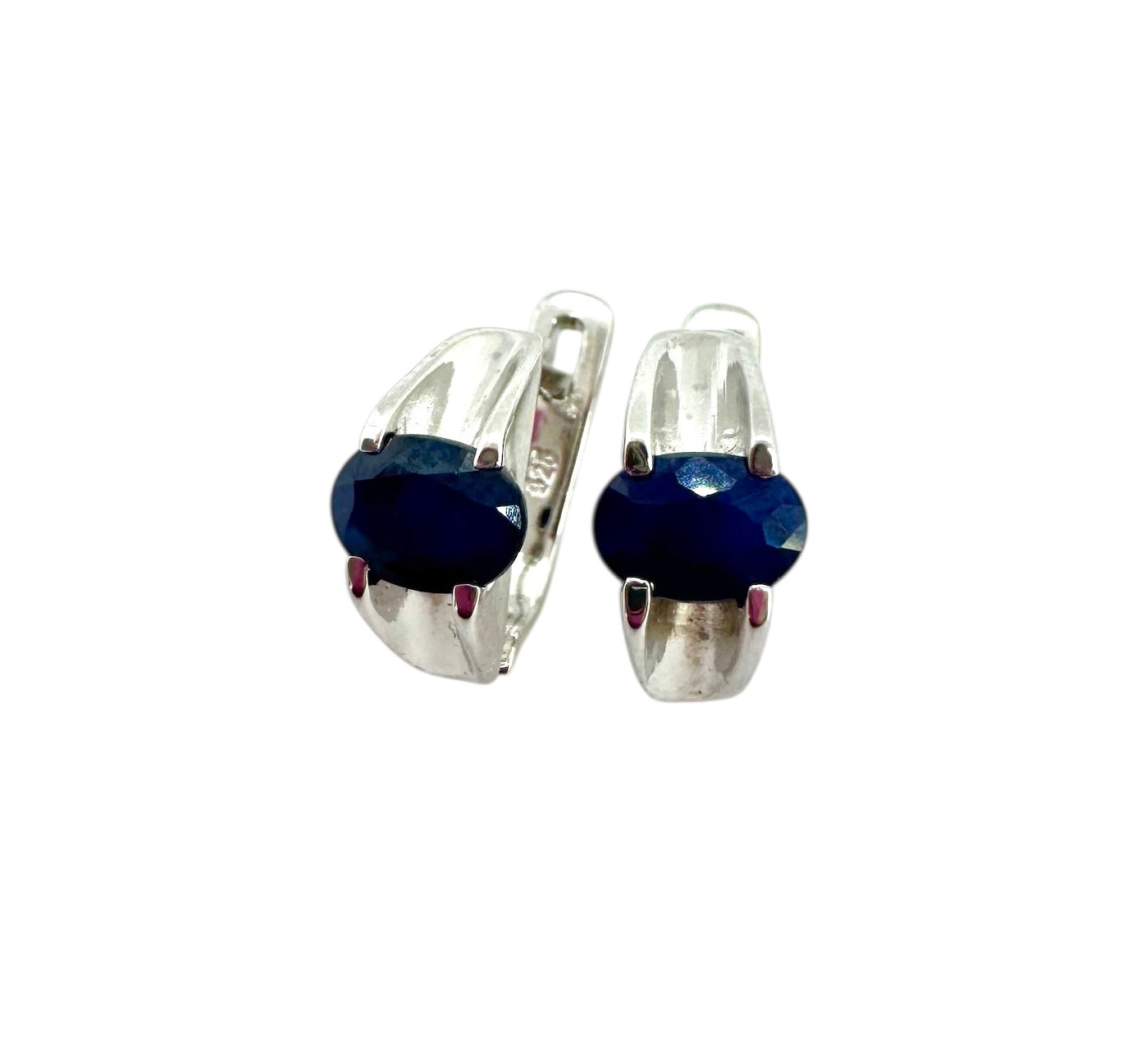 Brinco oval de safira azul em prata