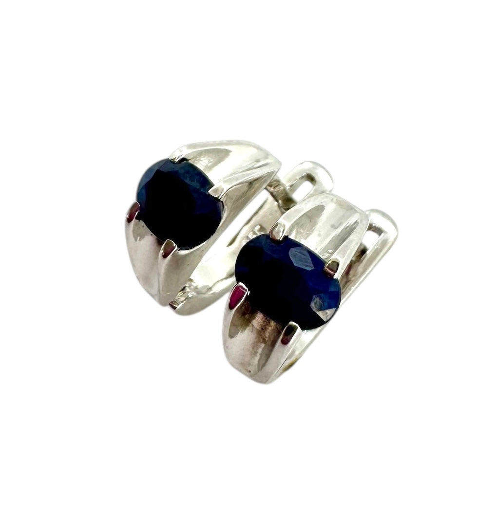 Brinco oval de safira azul em prata
