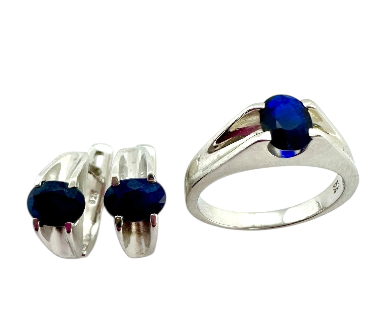Brinco oval de safira azul em prata