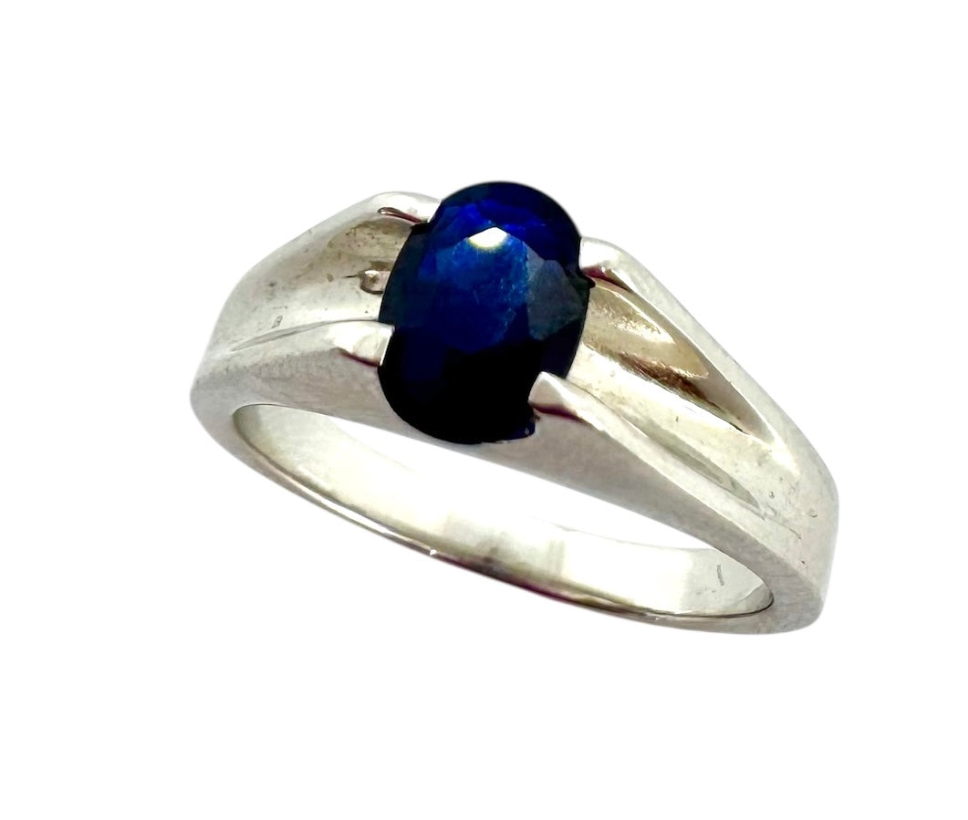 Anel oval de safira azul em prata