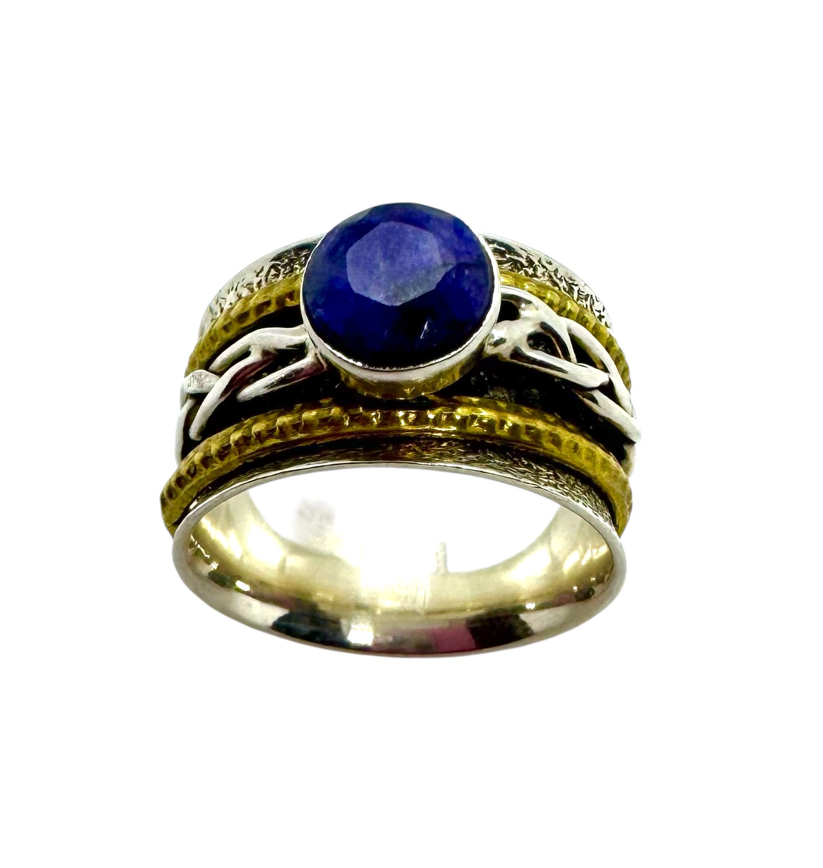 Anel com safira cabochão redondo e detalhes em latão dourado