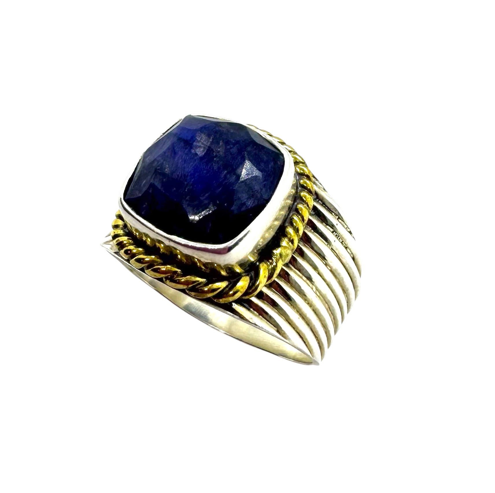 Anel com safira cabochão quadrada e detalhes em latão dourado