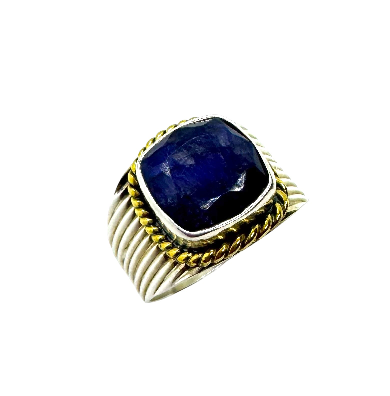 Anel com safira cabochão quadrada e detalhes em latão dourado