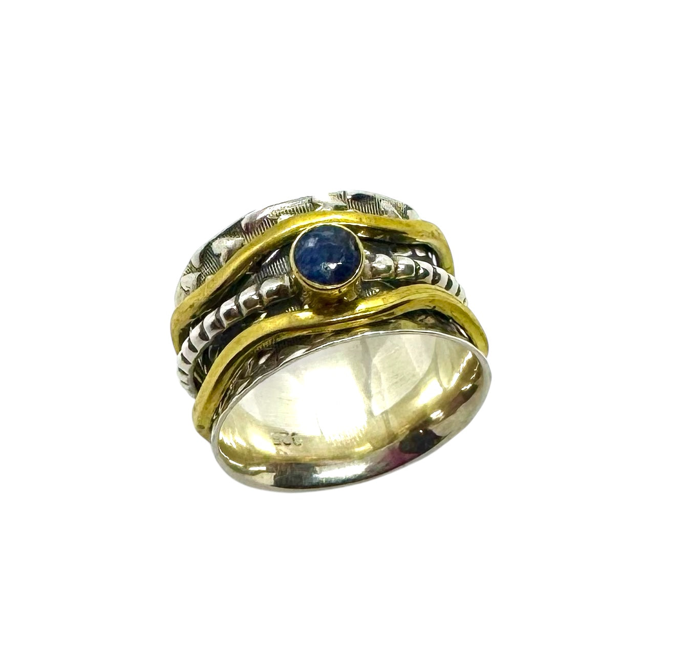 Anel com safira cabochão redondo e detalhes em latão dourado