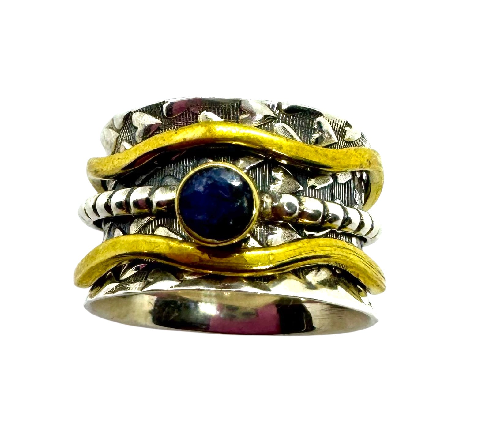 Anel com safira cabochão redondo e detalhes em latão dourado