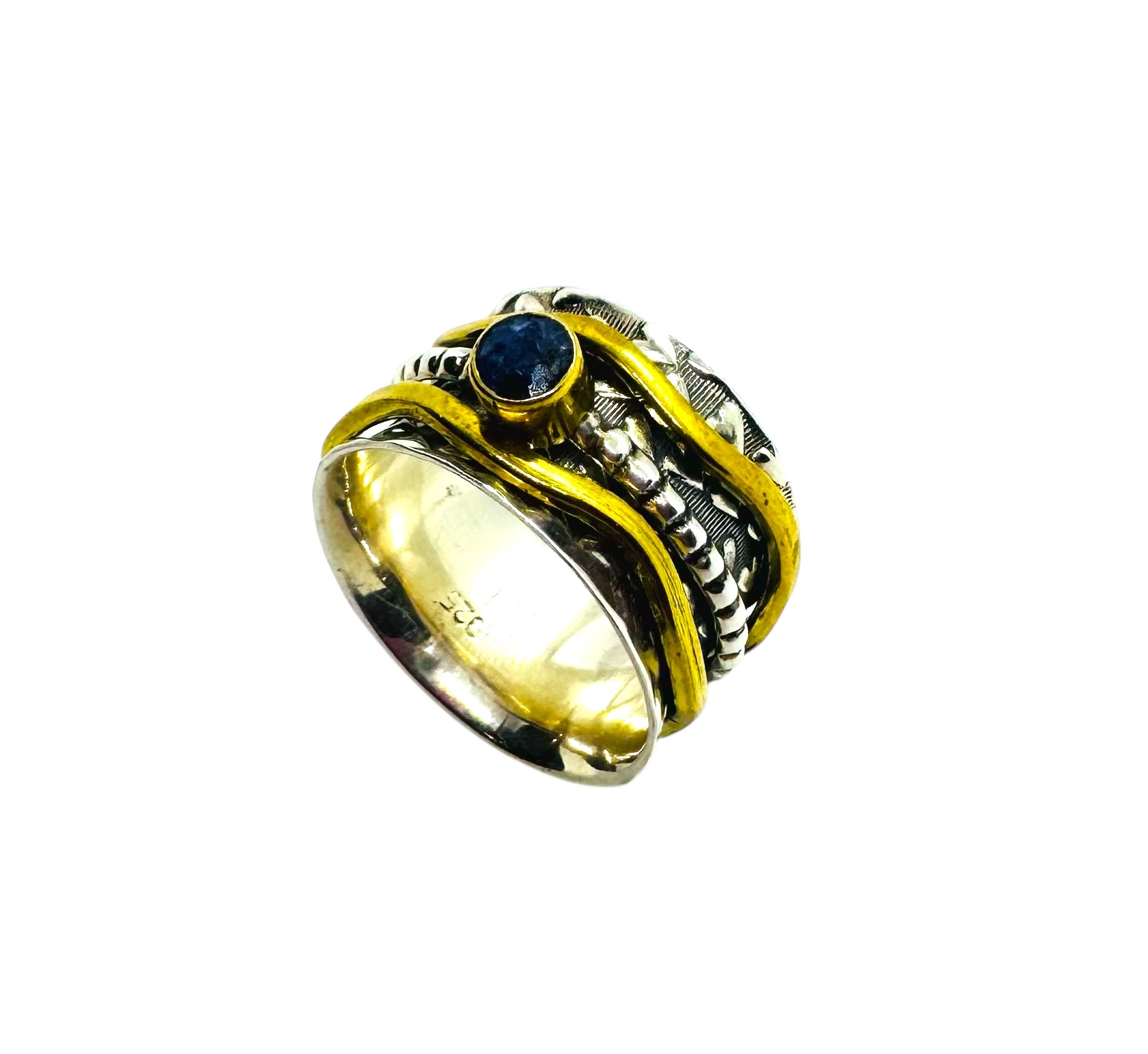 Anel com safira cabochão redondo e detalhes em latão dourado