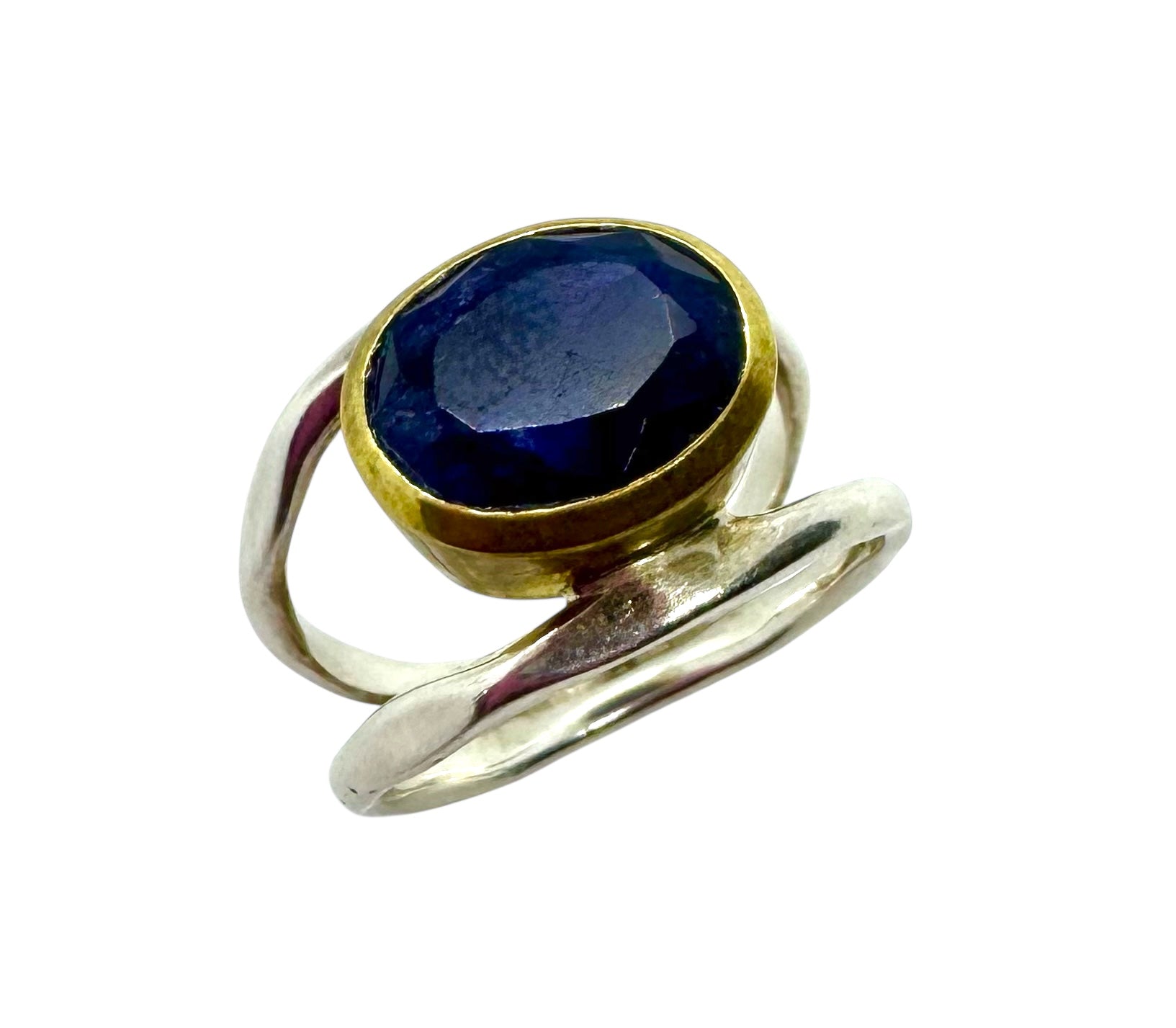 Anel com safira cabochão oval e detalhes em latão dourado