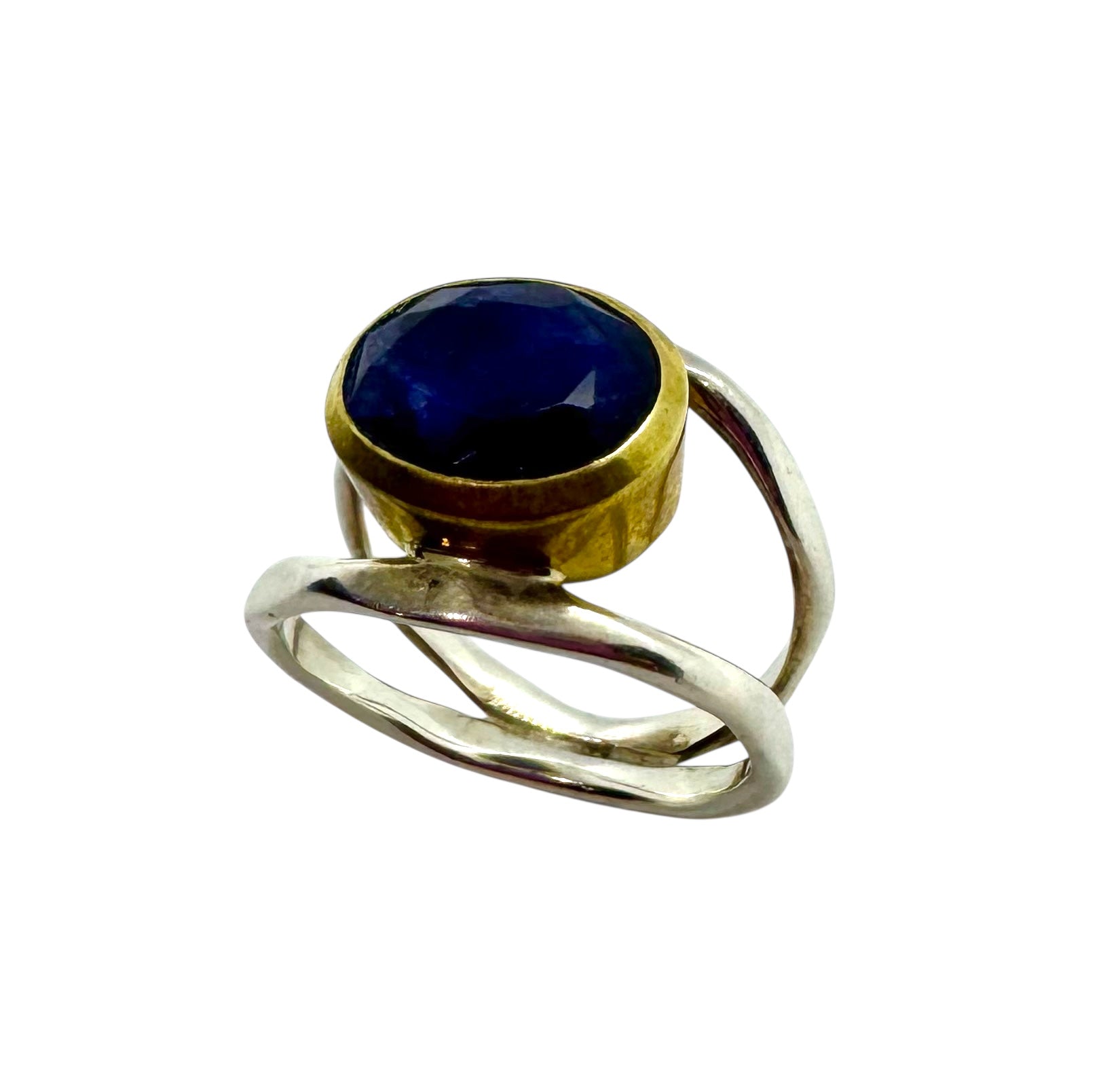 Anel com safira cabochão oval e detalhes em latão dourado