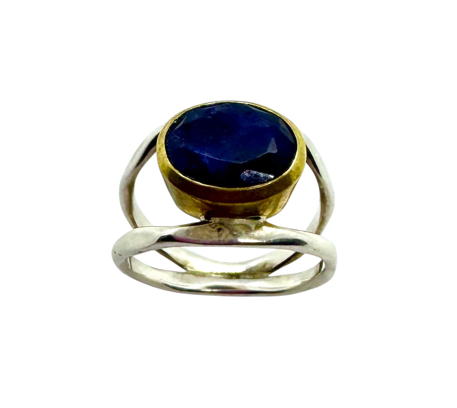 Anel com safira cabochão oval e detalhes em latão dourado