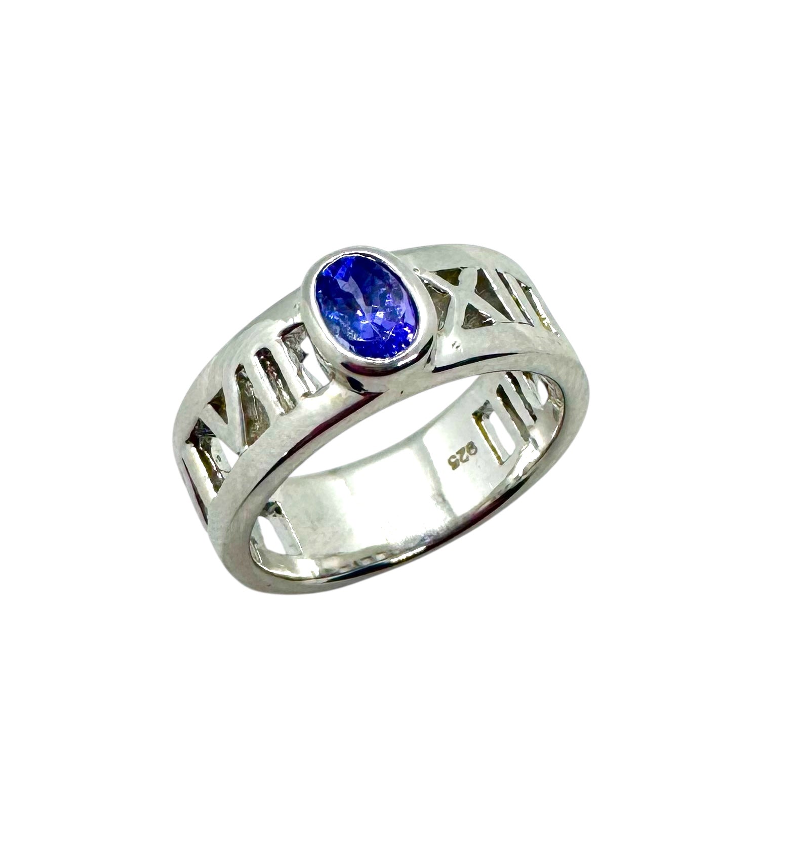 Anel em prata com safira azul e numeração romana
