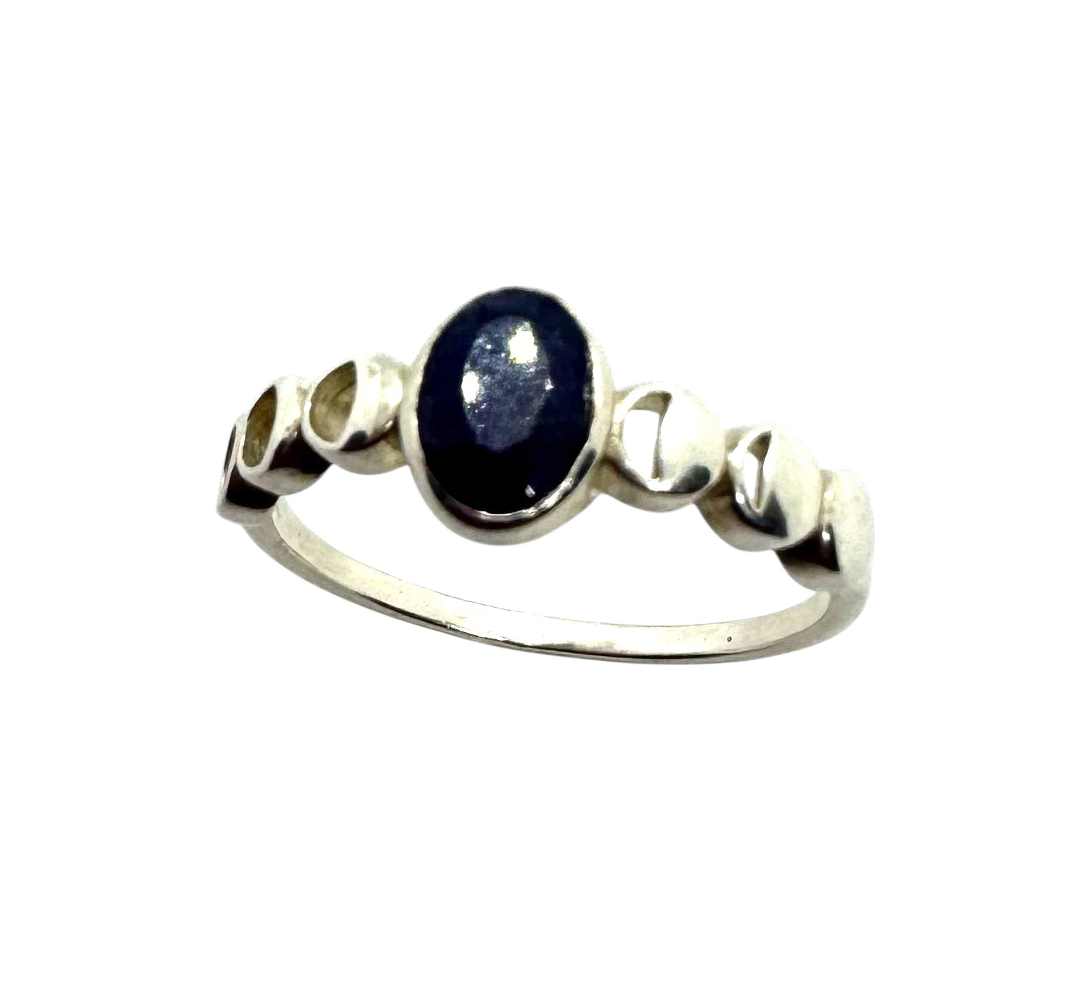 Anel de safira cabochão oval com design de fases da lua