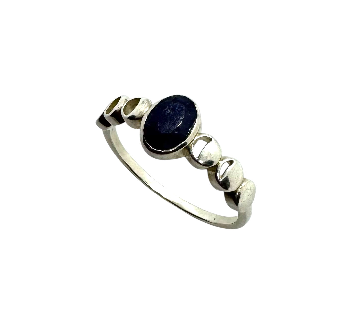 Anel de safira cabochão oval com design de fases da lua
