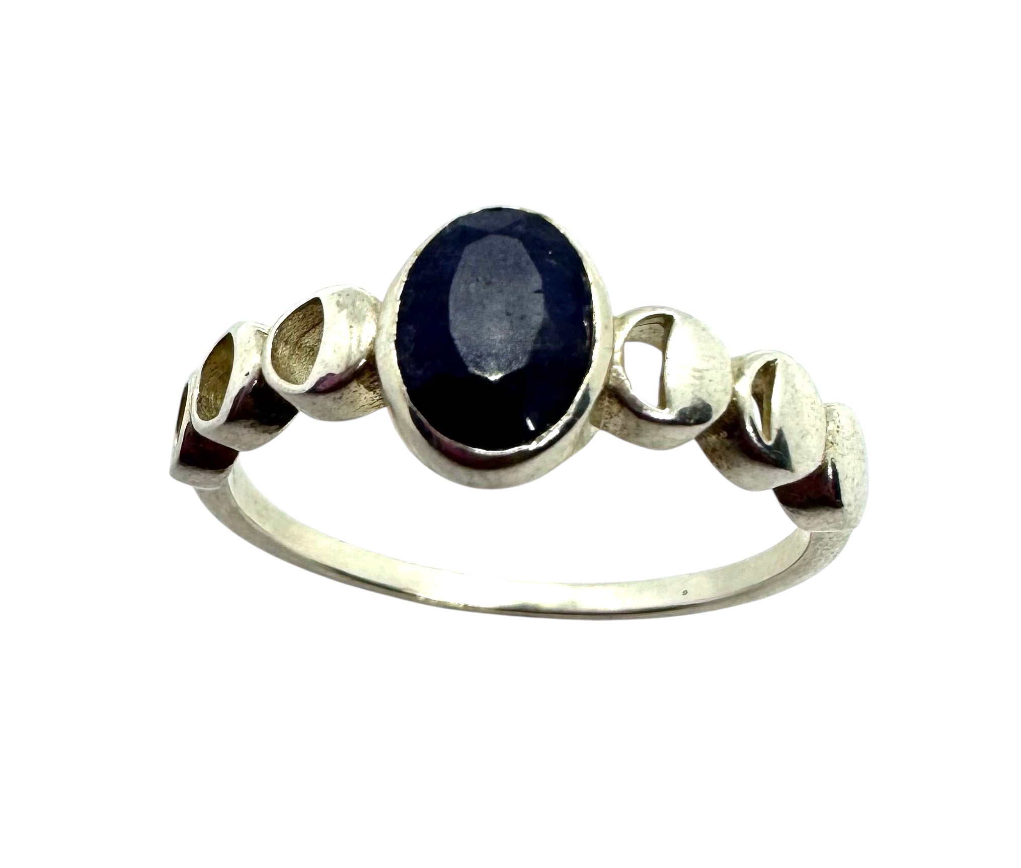 Anel de safira cabochão oval com design de fases da lua