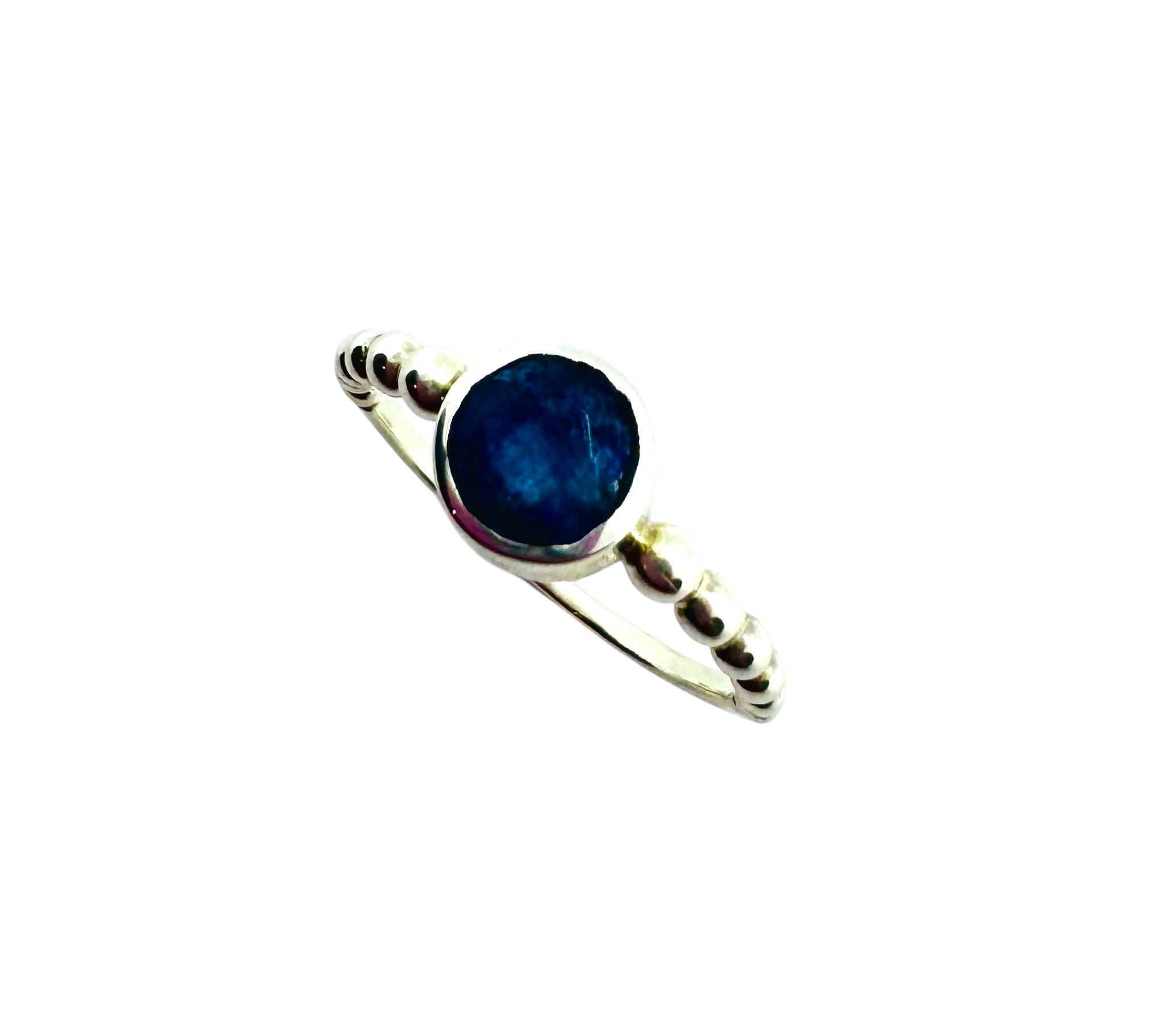 Anel solitário em prata com cabochão de safira azul