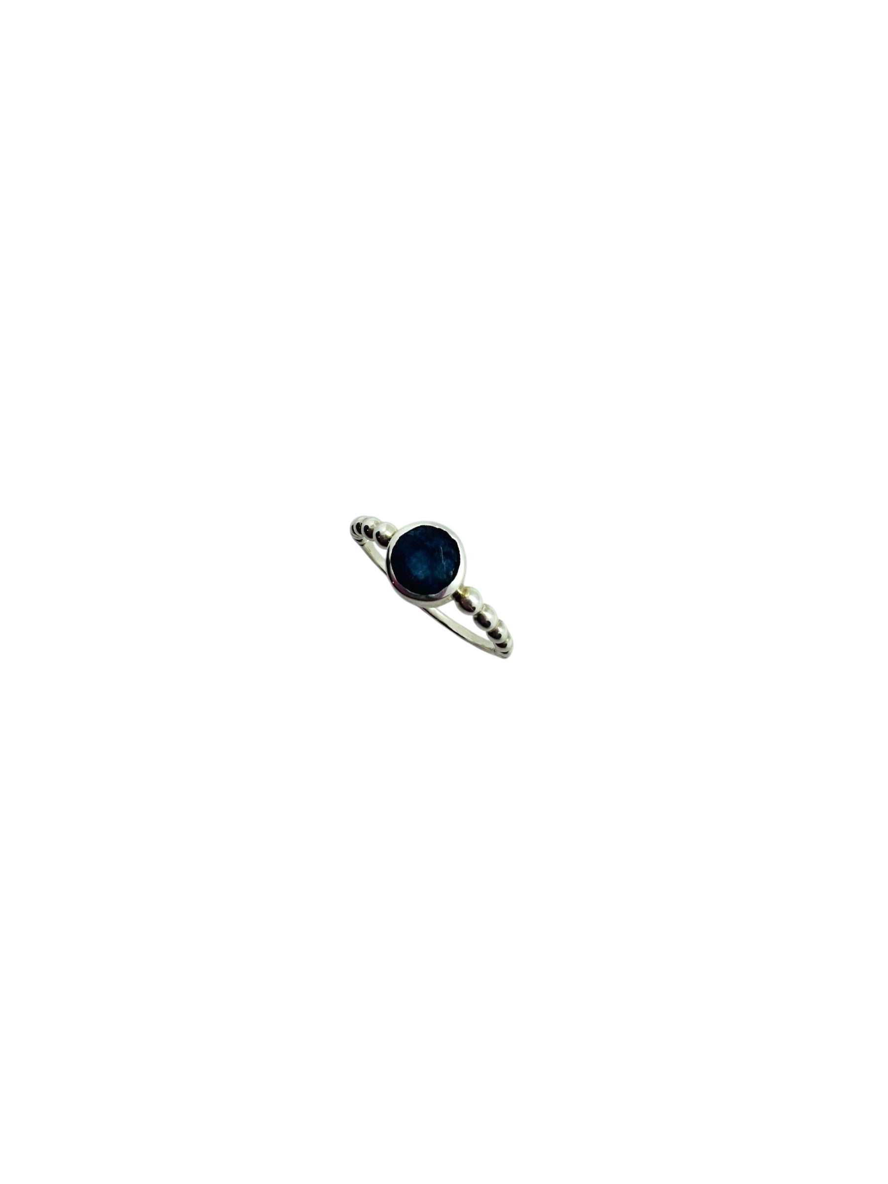 Anel solitário em prata com cabochão de safira azul