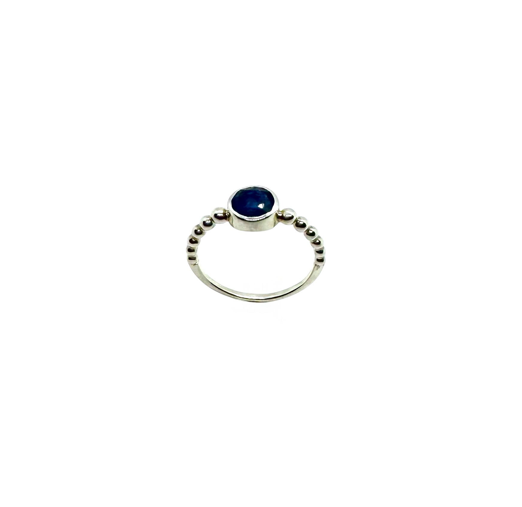Anel solitário em prata com cabochão de safira azul